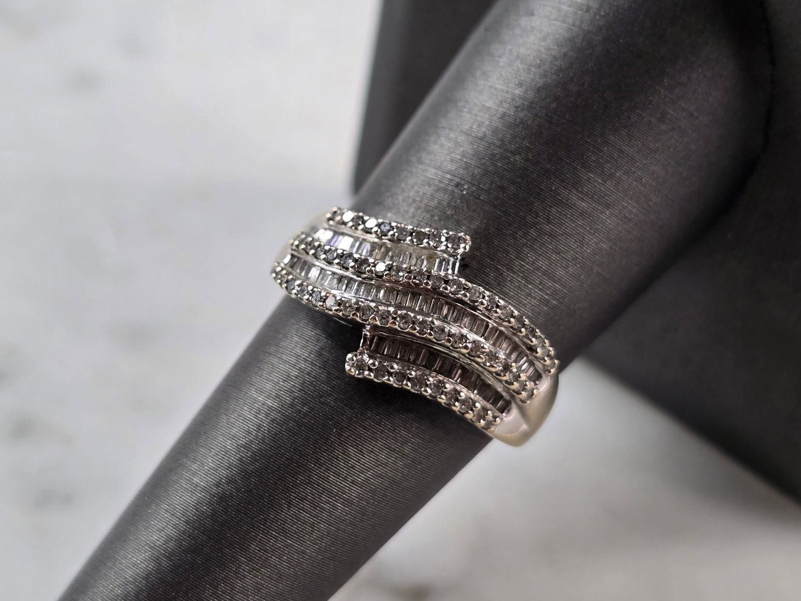 Womens Vintage Estate 14K White Gold Diamond Ring: A WOMENS VINTAGE ESTATE 10K WHITE GOLD DIAMOND RING. THE RING WEIGHS 3.2g AND IS A SIZE 8.0. THERE ARE ABOUT 35 SMALL DIAMONDS. THE WIDTH OF THE RING IS 1/2". ANY QUESTIONS PLEASE DO NOT HESITATE TO A