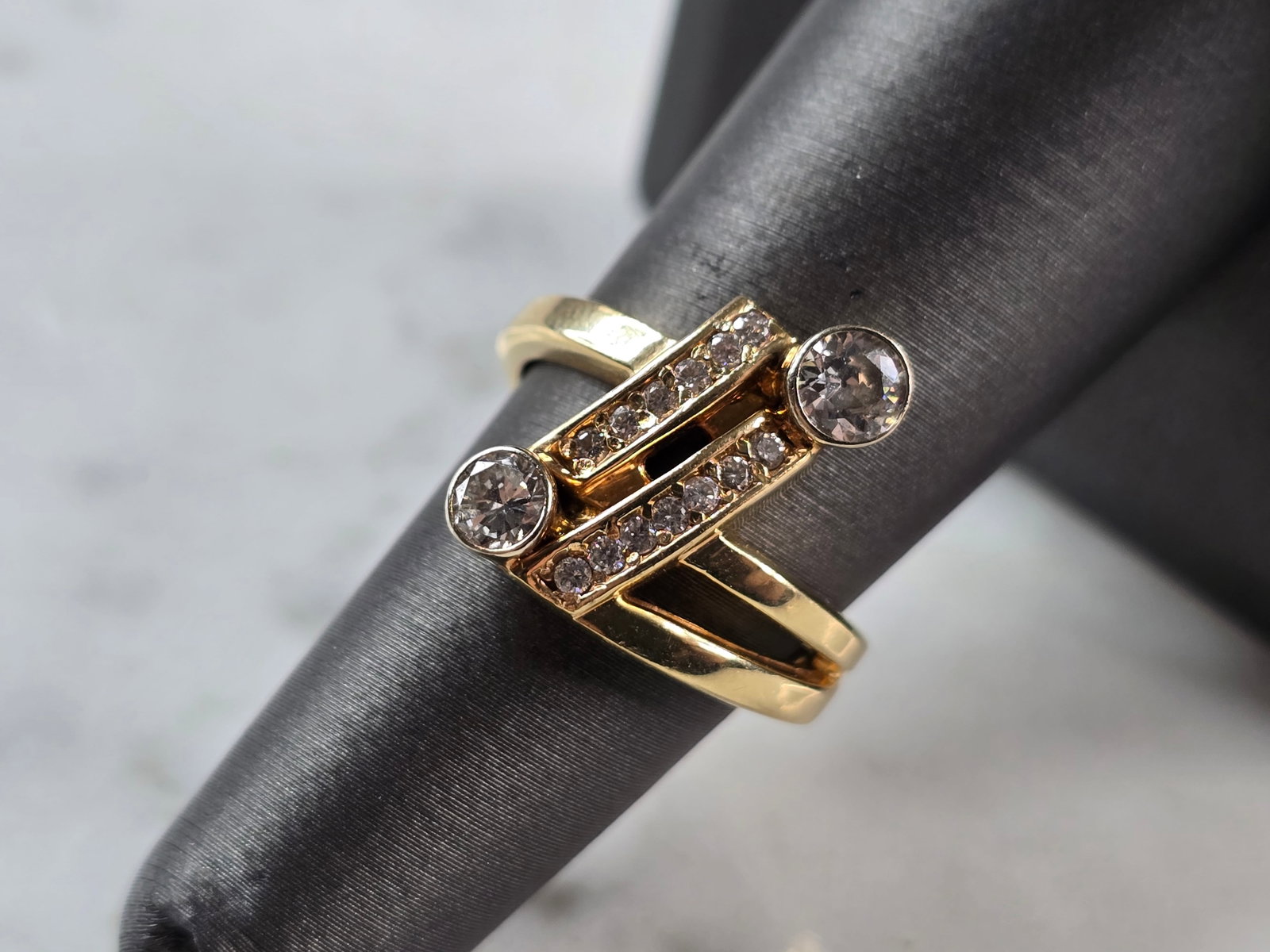 Womens Vintage Estate 14K Yellow Gold Modernist Diamond Ring: A WOMENS VINTAGE ESTATE 14K YELLOW GOLD MODERNIST DIAMOND RING. THE RING IS A SIZE 6.5 AND WEIGHS 6.8g. THE TWO DIAMONDS ARE ABOUT 0.25cts EACH WITH 13 TINY ACCENT DIAMONDS. THE LENGTH OF THE RING IS 