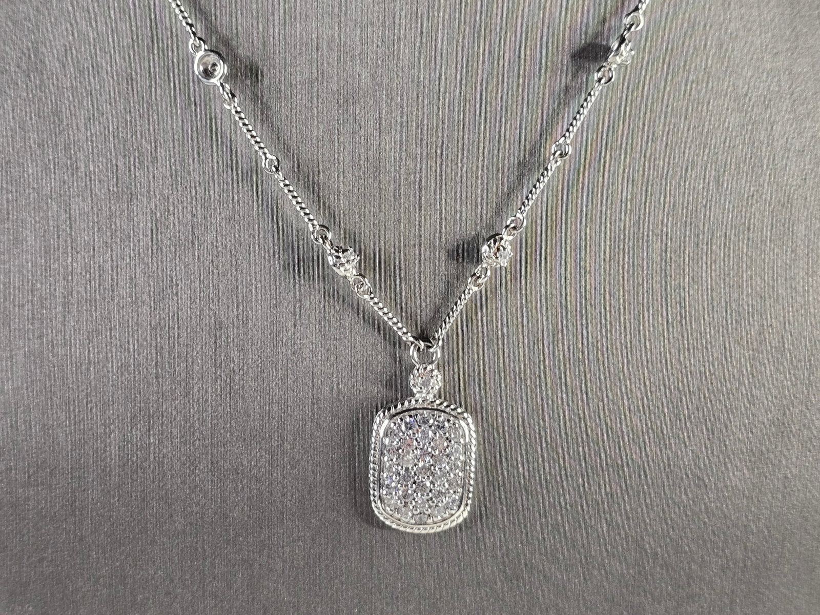 Womens Sterling Silver Modernist CZ Pendant Necklace: A WOMENS ESTATE STERLING SILVER MODERNIST PENDANT NECKLACE. THE NECKLACE MEASURES ABOUT 16" LONG, AND THE PENDANT MEASURES 1" LONG BY 5/8" WIDE, AND WEIGH 11.3g. ANY QUESTIONS PLEASE DO NOT HESITATE T