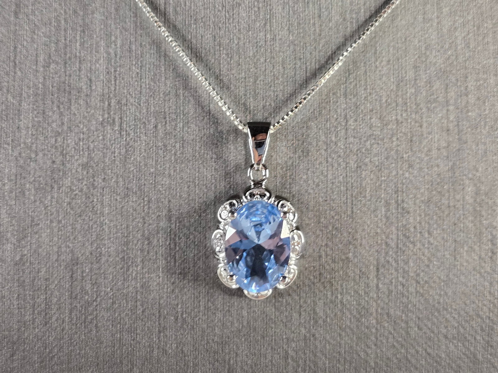 Womens Estate Sterling Silver Modernist Pendant & Necklace: A BEAUTIFUL WOMEN'S ESTATE STERLING SILVER MODERNIST PENDANT AND NECKLACE. THE PENDANT MEASURES 1" BY 1/2" WIDE, AND THE NECKLACE MEASURES 18". TOTAL WEIGHT IS 5.2g. WOULD MAKE A GREAT GIFT FOR THAT S