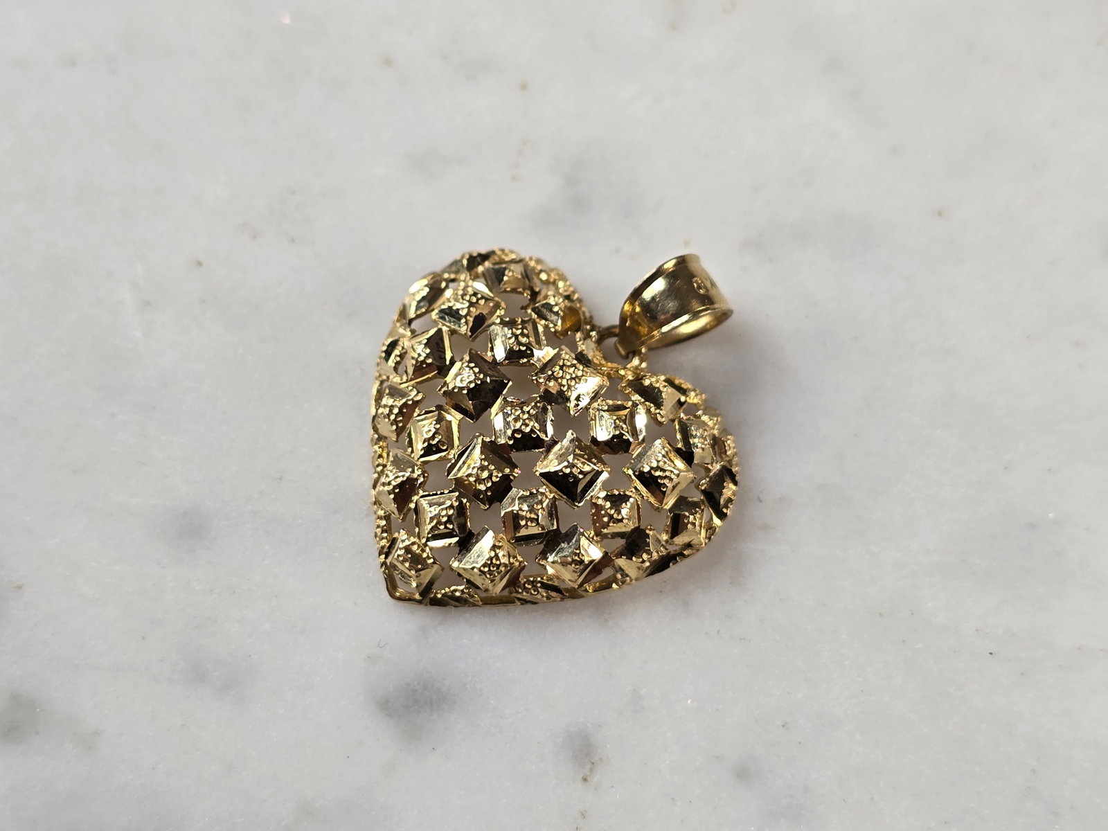 Womens Vintage Estate 10K Gold Heart Pendant: A WOMENS VINTAGE ESTATE 10K GOLD HEART PENDANT. PENDANT WEIGHS 1.5g, AND MEASURES 7/8" BY 3/4". WOULD MAKE A LOVELY GIFT FOR THAT SOMEONE SPECIAL. ANY QUESTIONS PLEASE ASK. BE SURE TO CHECK OUT SOME O
