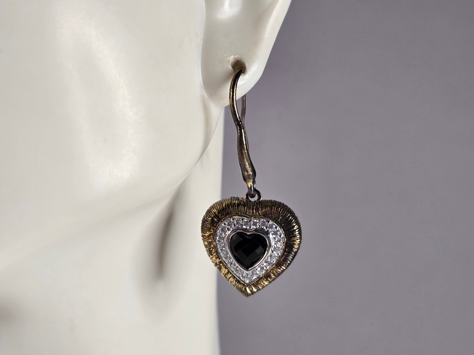 Womens Vintage Estate Sterling Silver Gold Tone Heart Earrings: A PAIR OF WOMENS VINTAGE ESTATE STERLING SILVER GOLD TONE HEART EARRINGS. EARRINGS MEASURE ABOUT 1" BY 5/8", AND WEIGH 7.6g. MAKES A LOVELY GIFT FOR THAT SOMEONE SPECIAL.