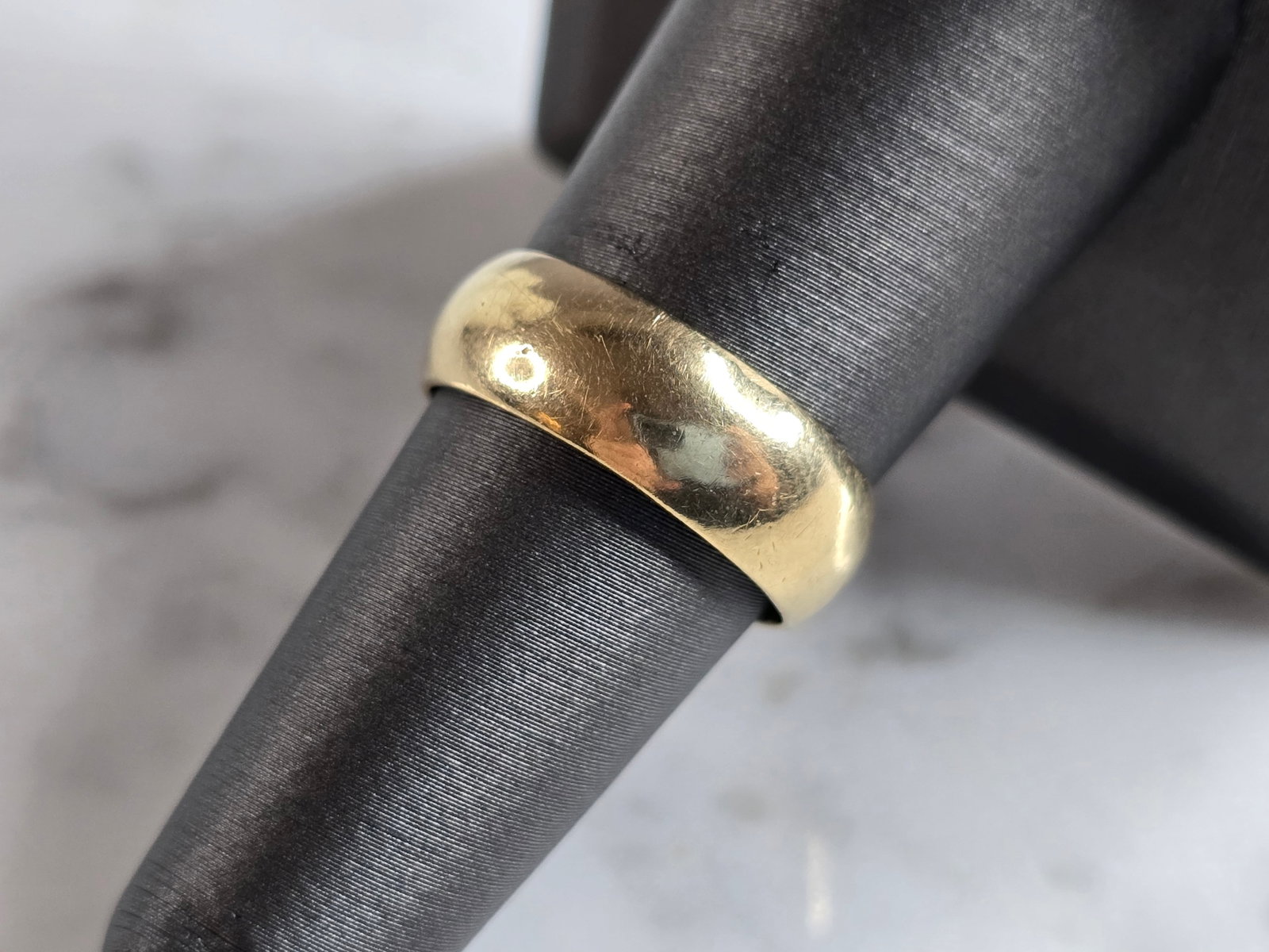 Womens Vintage Estate 14k Yellow Gold Wedding Band Ring: A WOMENS VINTAGE ESTATE 14K YELLOW GOLD WEDDING BAND RING. THE SIZE OF THE RING IS A 7.25, AND WEIGHS 5.9g, AND IS 1/4" WIDE. RING IS MARKED ON THE INSIDE. ANY QUESTIONS PLEASE DO NOT HESITATE TO ASK.