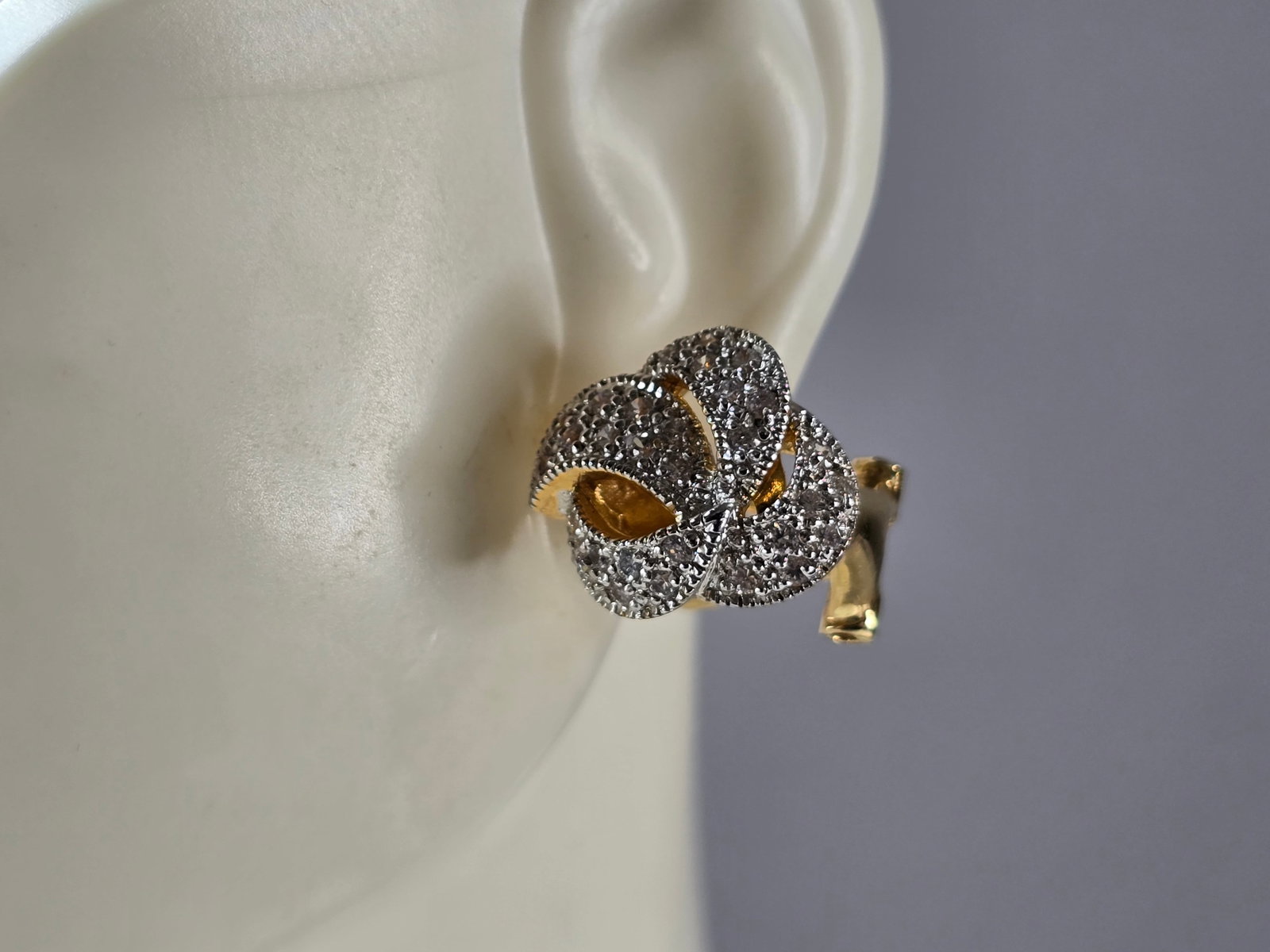 Womens Vintage Estate Sterling Silver Gold Tone CZ Earrings: A PAIR OF WOMENS STERLING SILVER GOLD TONE CZ EARRINGS. EARRINGS WEIGH 7.1g AND MEASURES 5/8" BY 5/8". ANY QUESTIONS, PLEASE DO NOT HESITATE TO ASK. BE SURE TO CHECK OUT SOME OF MY OTHER GREAT ITEMS U
