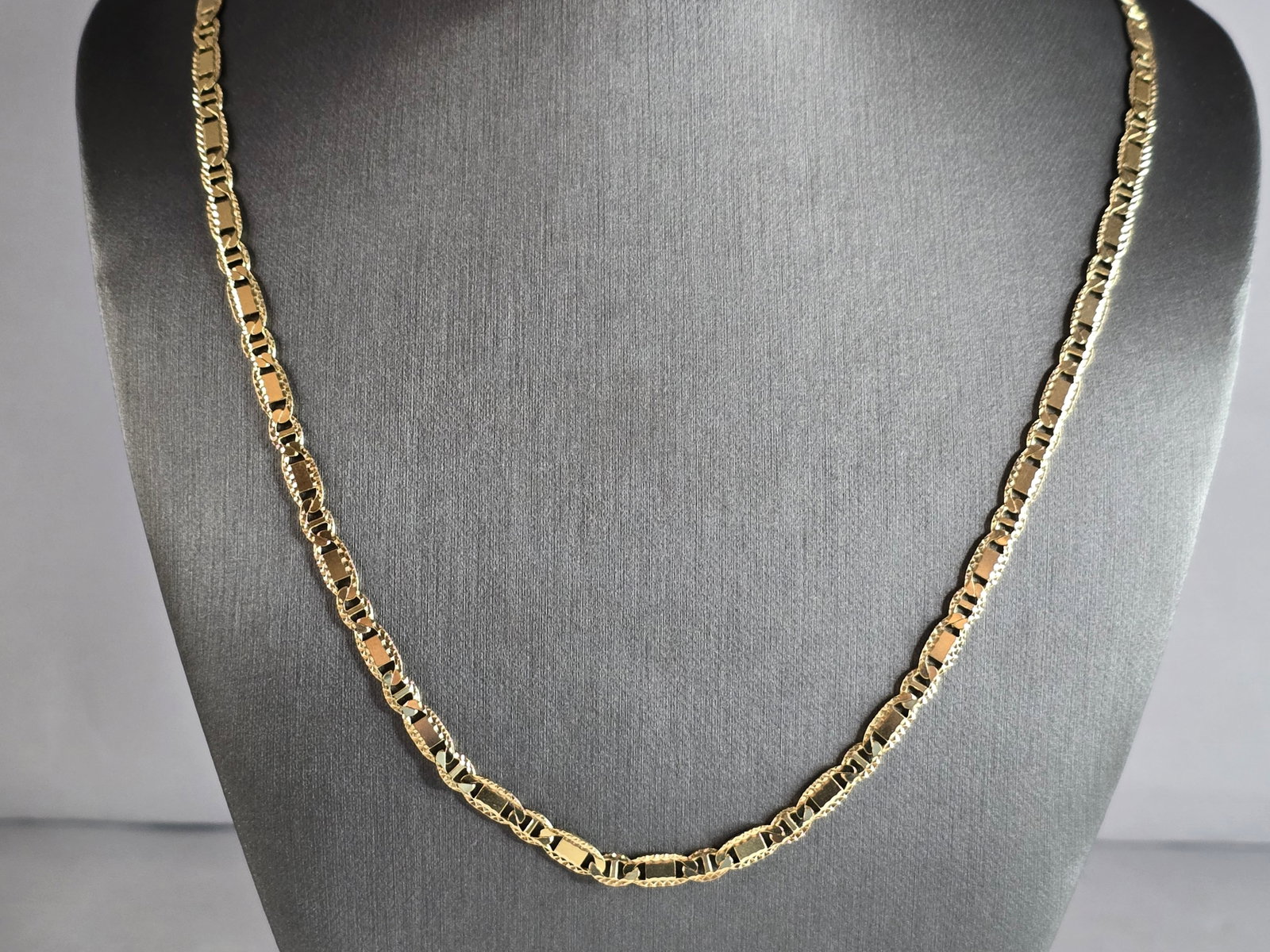 Womens Vintage Estate 10k Yellow Gold Chain Link Necklace: A WOMENS VINTAGE ESTATE 10K YELLOW GOLD CHAIN LINK NECKLACE. THE TOTAL WEIGHT IS 18.5g, AND MEASURES ABOUT 24" LONG BY 3/16" WIDE. MAKES A GREAT GIFT FOR THAT SOMEONE SPECIAL. ANY QUESTIONS, PLEASE AS