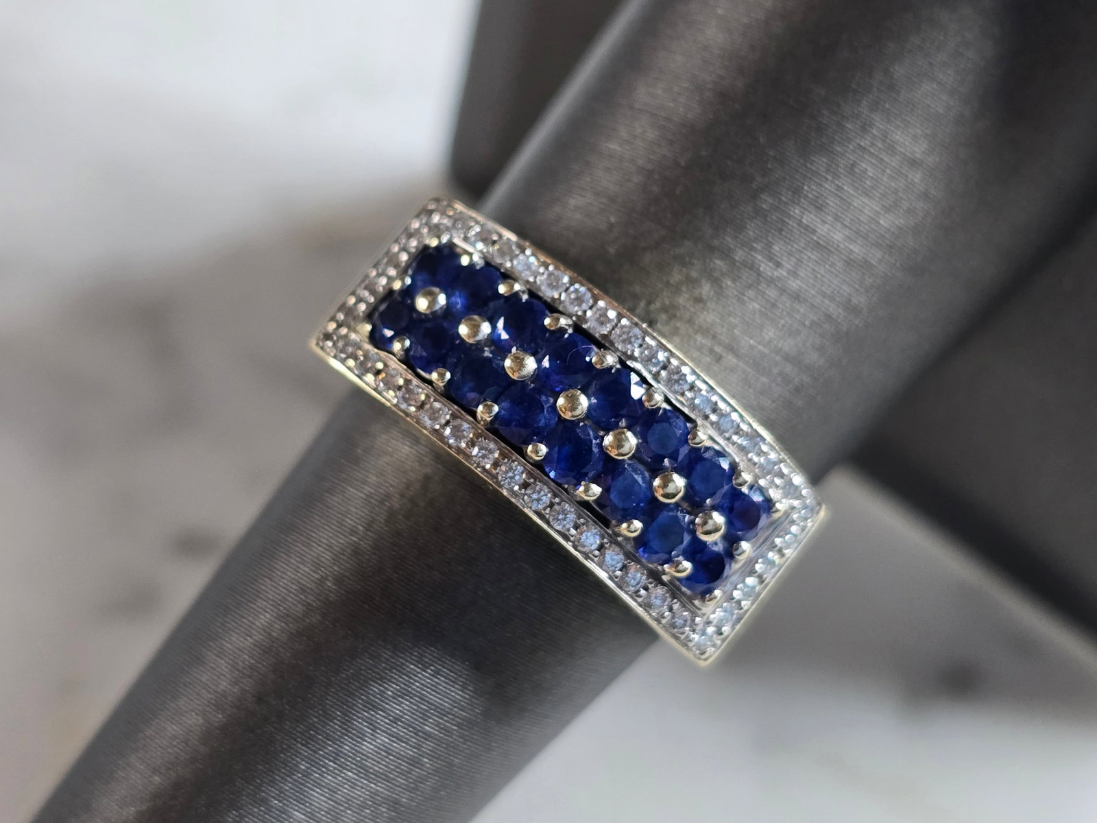 Womens Vintage Estate 18K Gold Diamond Sapphire Ring: A WOMENS VINTAGE ESTATE 18K YELLOW GOLD DIAMOND & SAPPHIRE RING. THE RING WEIGHS 10.8g, AND IS A SIZE 7.75. THERE ARE 44 SMALL DIAMONDS. THE WIDTH OF THE RING IS ABOUT 3/8". ANY QUESTIONS, PLEASE DON'