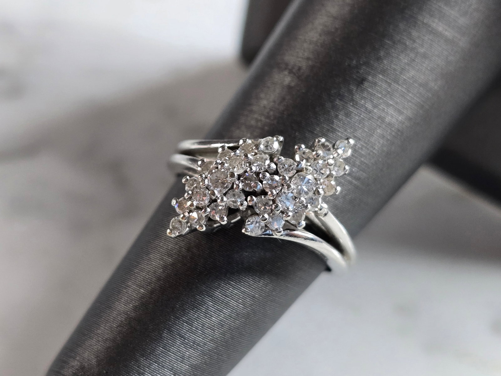 Womens Vintage Estate 14K White Gold Diamond Cluster Ring: A WOMENS VINTAGE ESTATE 14K WHITE GOLD DIAMOND CLUSTER RING. THE RING WEIGHS 3.5g AND IS A SIZE 5.75. THERE ARE ABOUT 0.30cts OF DIAMONDS. THE WIDTH OF THE RING IS ABOUT 5/8". ANY QUESTIONS PLEASE ASK