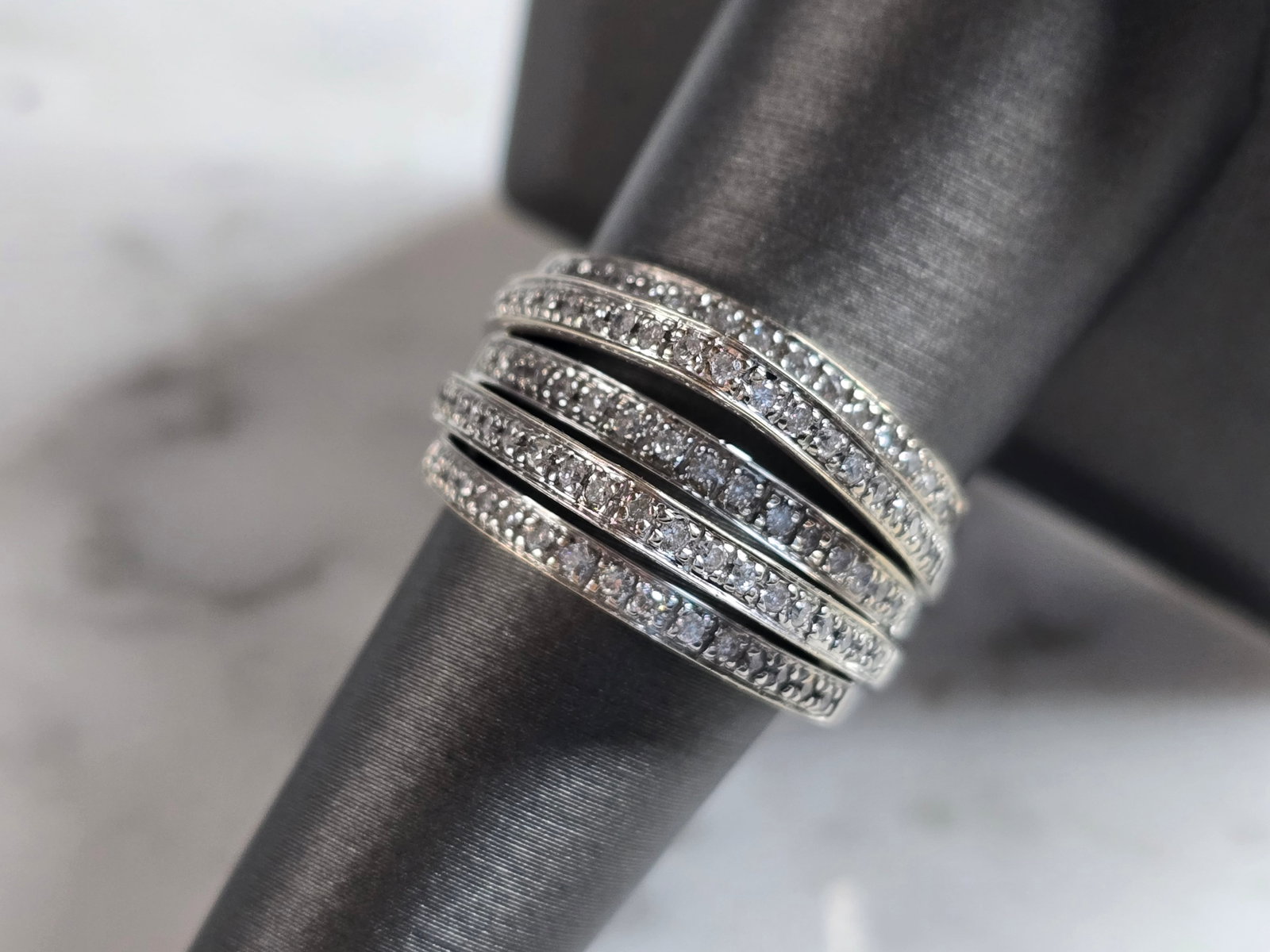 Womens Vintage Estate 18k White Gold Diamond Modernist Ring: A WOMEN'S VINTAGE ESTATE 18K WHITE GOLD DIAMOND MODERNIST RING. THE RING WEIGHS 10.2g, AND IS A SIZE 7.5. THE WIDTH OF THE RING IS 1/2". THERE ARE A TOTAL OF 86 SMALL DIAMONDS IN THIS RING. RING IS ST