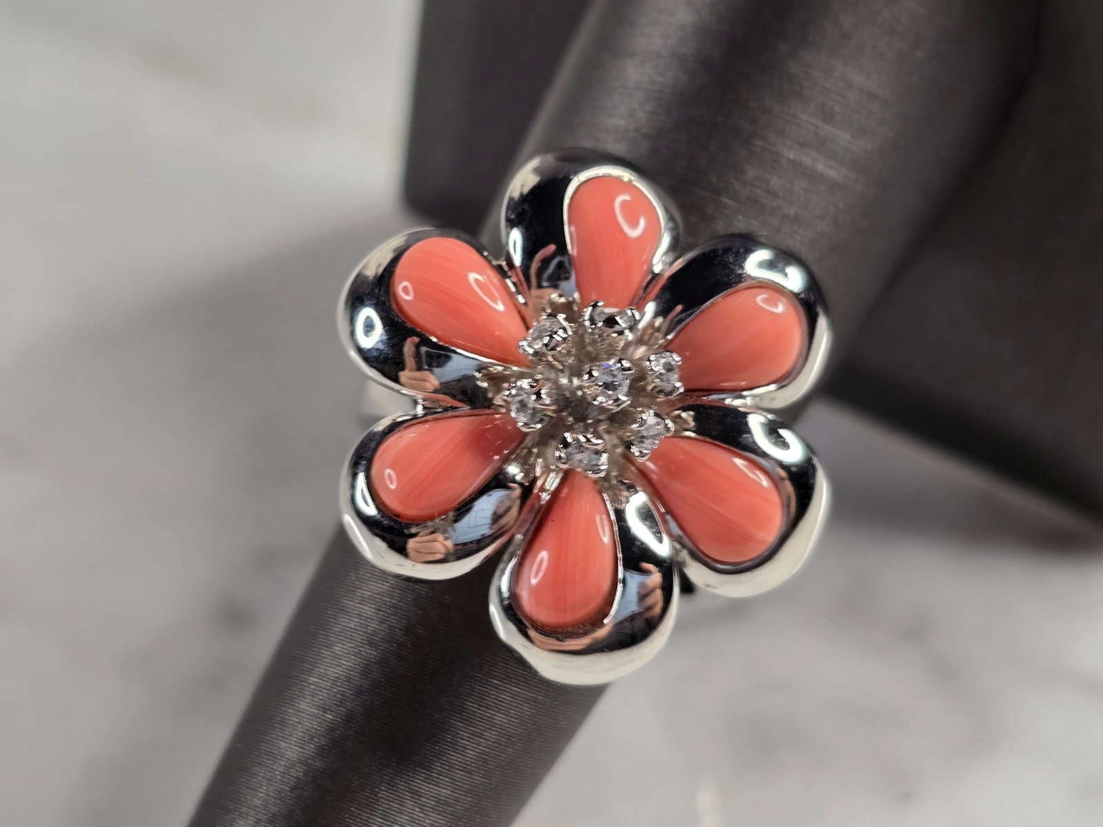 Womens Estate Sterling Silver Coral Flower Ring: A WOMENS ESTATE STERLING SILVER CORAL COLORED FLOWER RING. THE RING WEIGHS 9.1g, AND IS A SIZE 7.0. THE WIDTH OF THE RING IS 7/8". THIS RING WOULD MAKE A GREAT GIFT FOR SOMEONE SPECIAL. ANY QUESTIONS 