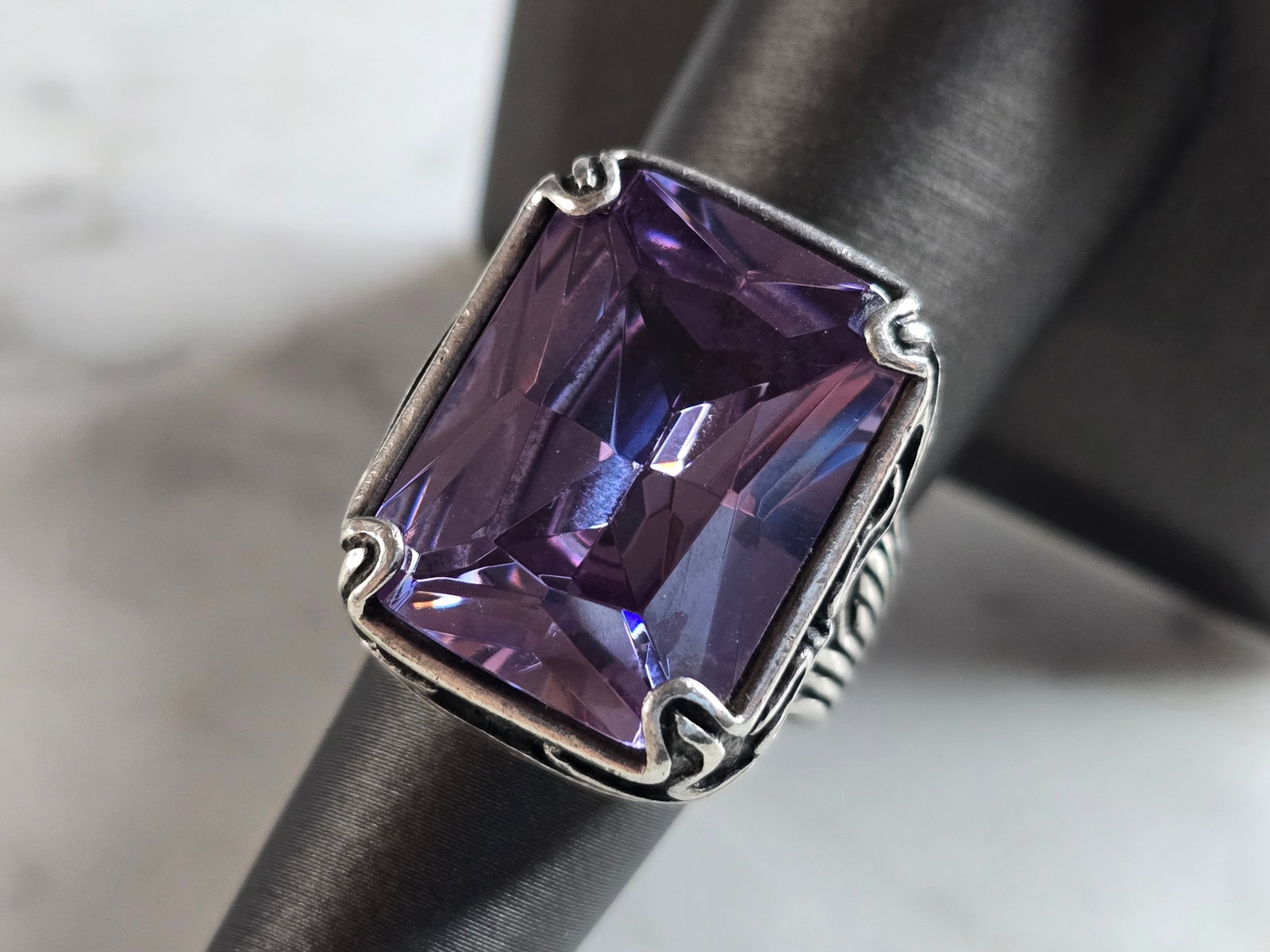 Womens Vintage Estate Sterling Silver Amethyst Colored Ring: A WOMENS VINTAGE ESTATE STERLING SILVER RING WITH AN AMETHYST COLORED STONE. THE RING WEIGHS 20.0g, AND IS A SIZE 7.0. THE LENGTH OF THE RING IS 7/8". ANY QUESTIONS PLEASE DO NOT HESITATE TO ASK. BE S