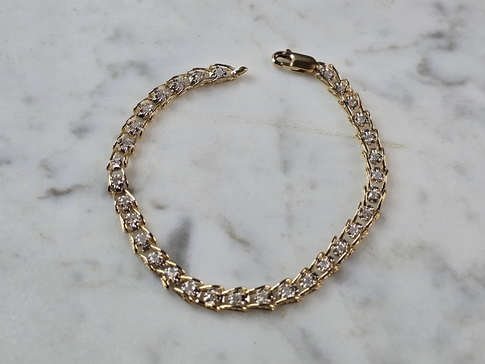 Womens Vintage Estate 14K Yellow Gold Diamond Tennis Bracelet: A WOMENS VINTAGE ESTATE 14K YELLOW GOLD DIAMOND TENNIS BRACELET. THE BRACELET MEASURES 7 1/4" LONG BY 3/16" WIDE, AND WEIGHS 5.2g. THERE ARE 32 TINY DIAMONDS IN THIS BRACELET. WOULD MAKE A GREAT GIFT 