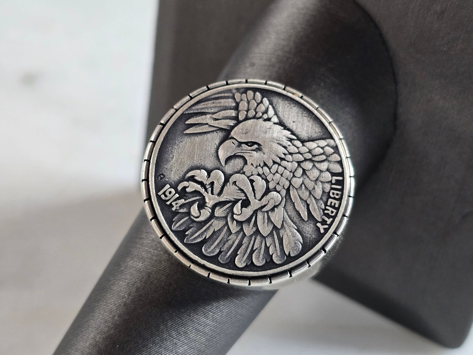 Mens Estate Sterling Silver Eagle Ring: A MENS ESTATE STERLING SILVER EAGLE RING. THE TOTAL WEIGHT IS 12.1g, AND IS A SIZE 12.0. THE LENGTH OF TH ERING IS 7/8". THIS RING WOULD MAKE A GREAT GIFT FOR SOMEONE SPECIAL. ANY QUESTIONS PLEASE DON