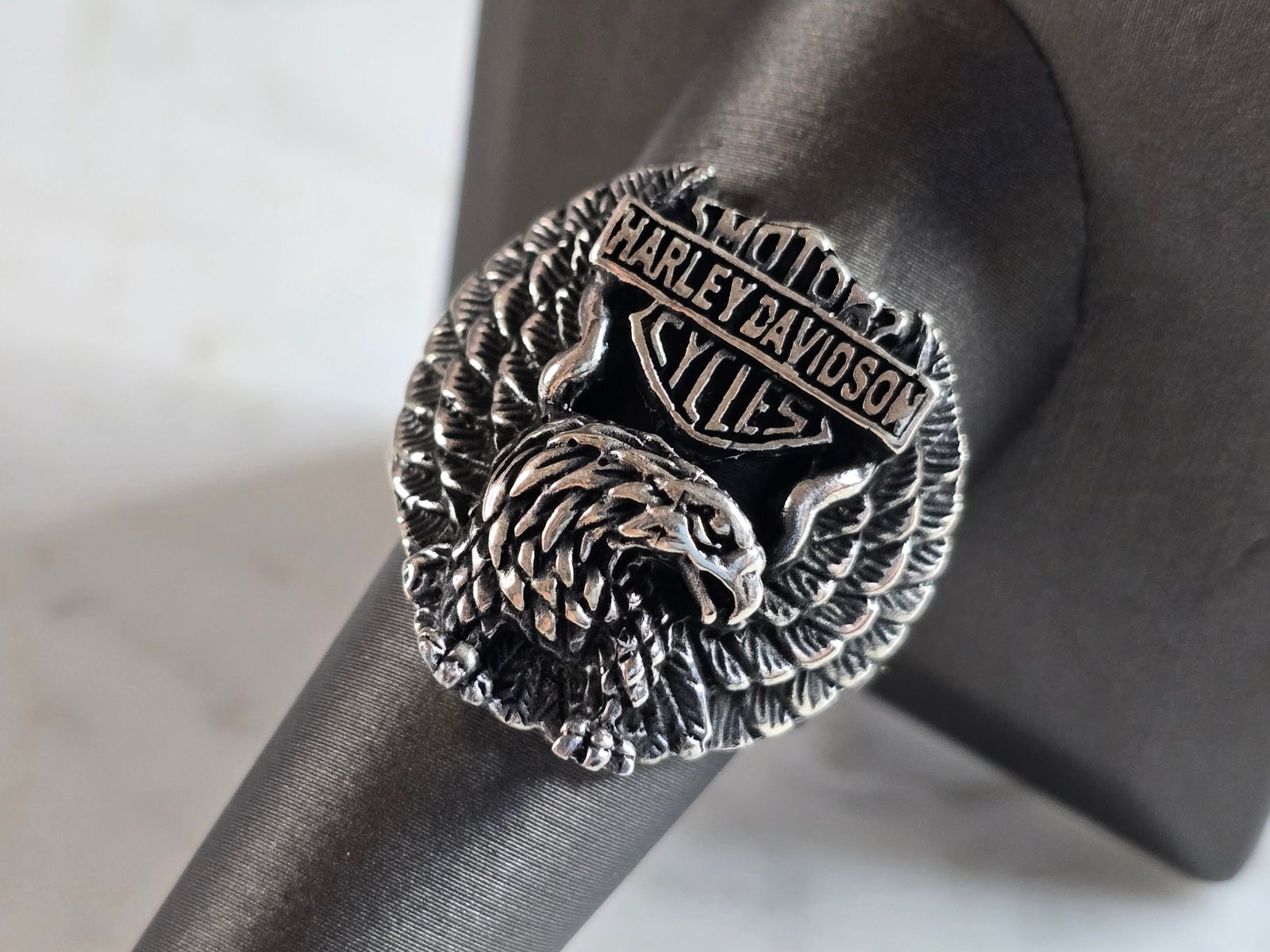 Mens Estate Sterling Silver Harley Davidson Motorcycle Ring: A MENS ESTATE STERLING SILVER HARLEY DAVIDSON MOTORCYCLE RING. THE RING WEIGHS 15.7g. THE LENGTH OF THE RING MEASURES 1" LONG. THE SIZE OF THE RING IS A 13.5. MAKES A GREAT GIFT FOR THAT SPECIAL SOMEO