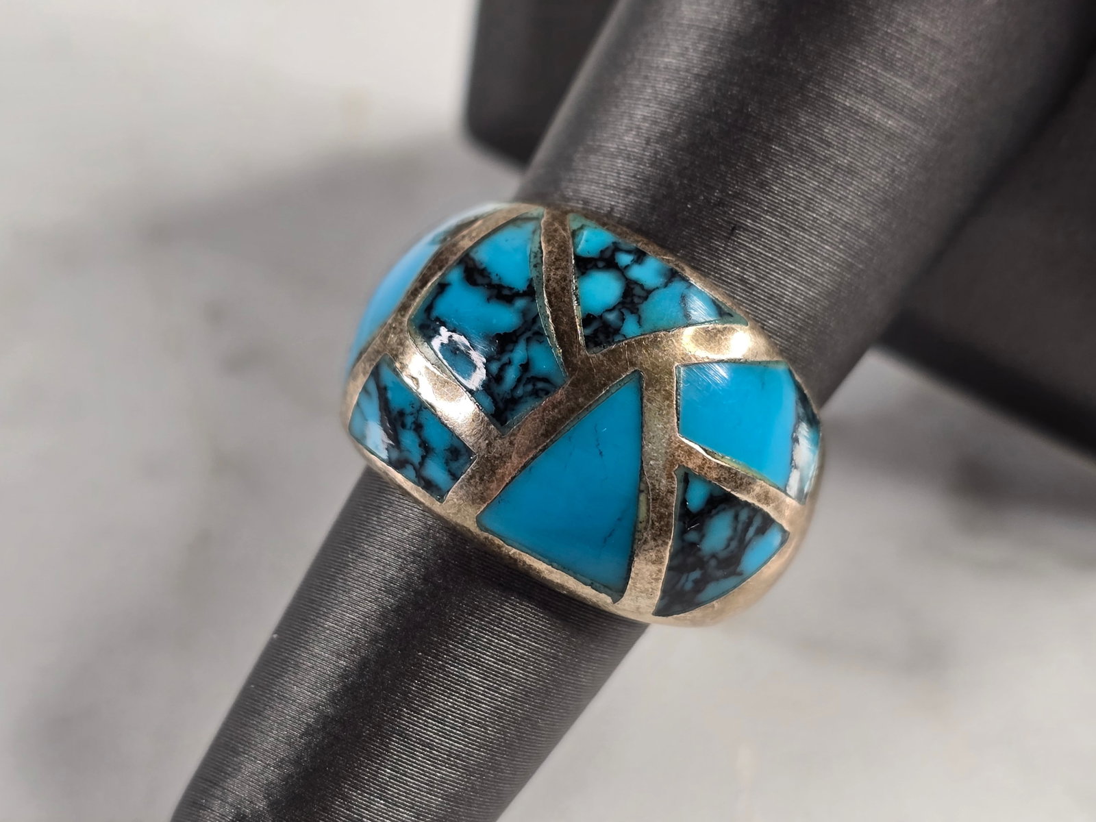 Womens Vintage Estate Sterling Silver Modernist Turquoise Ring: A WOMENS VINTAGE ESTATE STERLING SILVER MODERNIST RING WITH A TURQUOISE COLORED STONE. THE RING IS A SIZE 6.75, AND WEIGHS 9.1g. THE WIDTH OF THE RING IS 5/8". NOT SURE IF STONE IS NATURAL OR MAN MADE