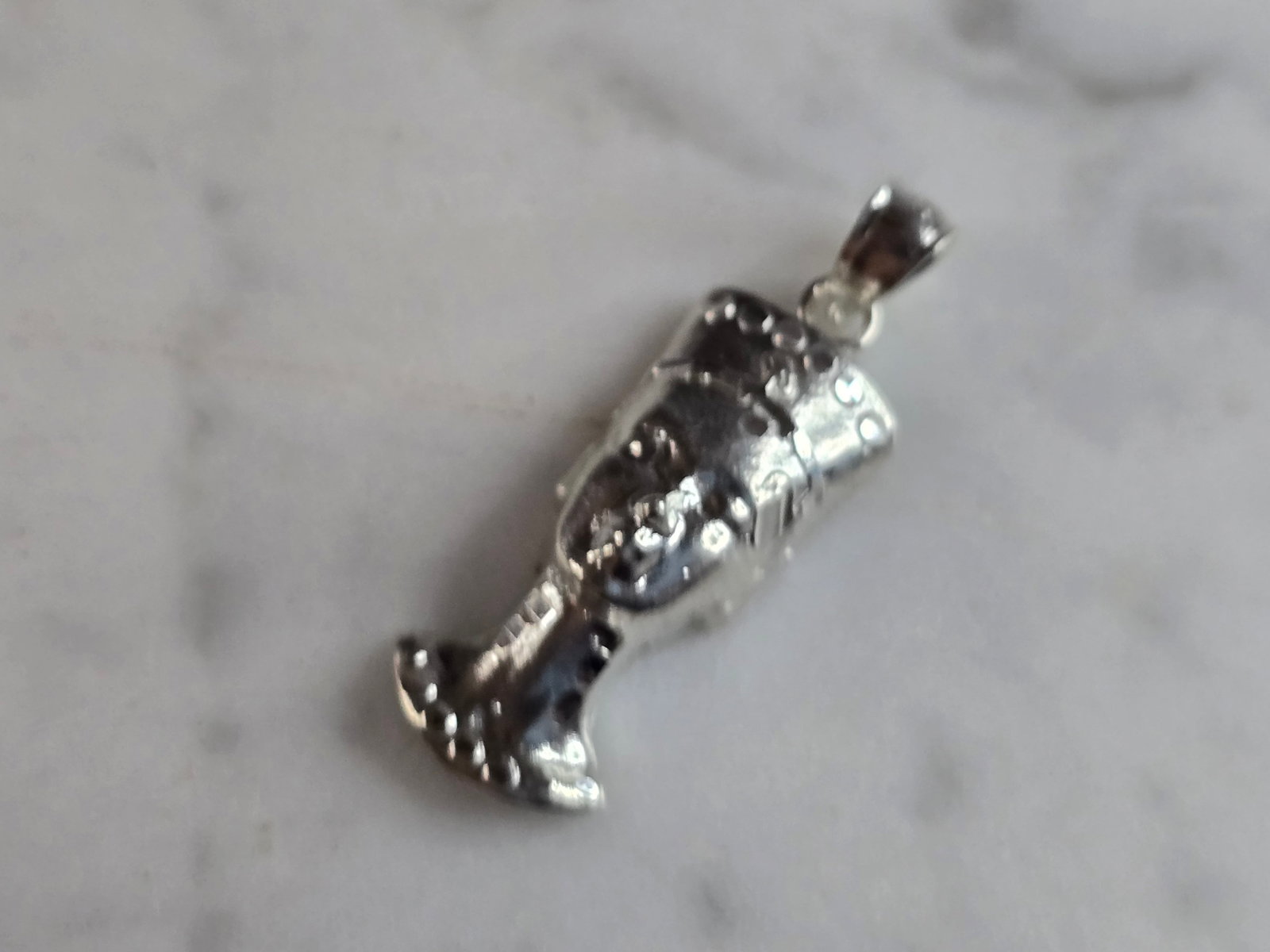 Womens Sterling Silver Queen Nefertiti Pendant: A WOMENS STERLIG SILVER QUEEN NEFERTITI PENDANT. THE PENDANT WEIGHS 2.3g AND MEASURES 1 1/4" LONG BY 3/8" WIDE. MAKES A LOVELY GIFT FOR THAT SOMEONE SPECIAL. ANY QUESTIONS, PLEASE ASK. BE SURE TO CHEC