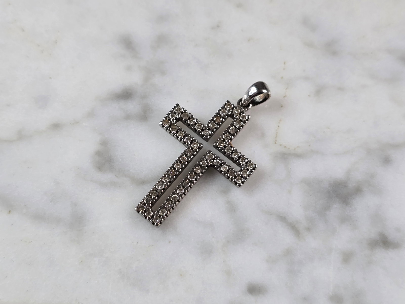 Womens Vintage Estate 10k White Gold Diamond Cross Pendant: A VINTAGE ESTATE 10K WHITE GOLD CROSS PENDANT WITH DIAMONDS. PENDANT WEIGHS 1.7g, AND MEASURES 1 1/8" BY 5/8". THERE ARE 50 TINY DIAMONDS. PENDANT IS MARKED. WOULD MAKE A LOVELY GIFT FOR THAT SOMEONE 