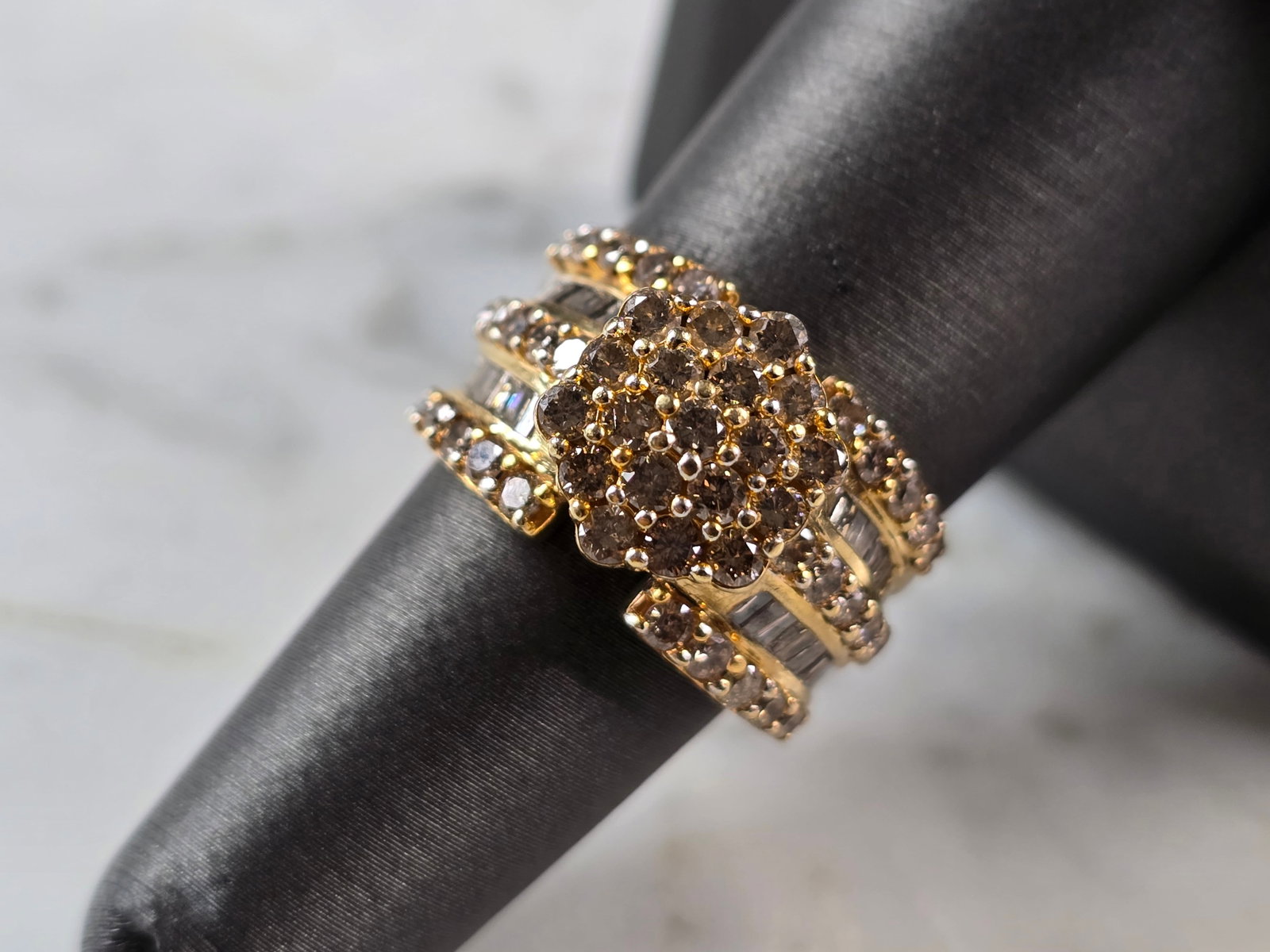 Womens Vintage Estate 10K Yellow Gold Diamond Ring: A WOMENS VINTAGE ESTATE 10K GOLD DIAMOND RING. THE RING WEIGHS 6.0g, AND IS A SIZE 6.5. THERE ARE 40 SMALL DIAMONDS. THE WIDTH OF THE RING IS 1/2". ANY QUESTIONS PLEASE DO NOT HESITATE TO ASK. BE SURE
