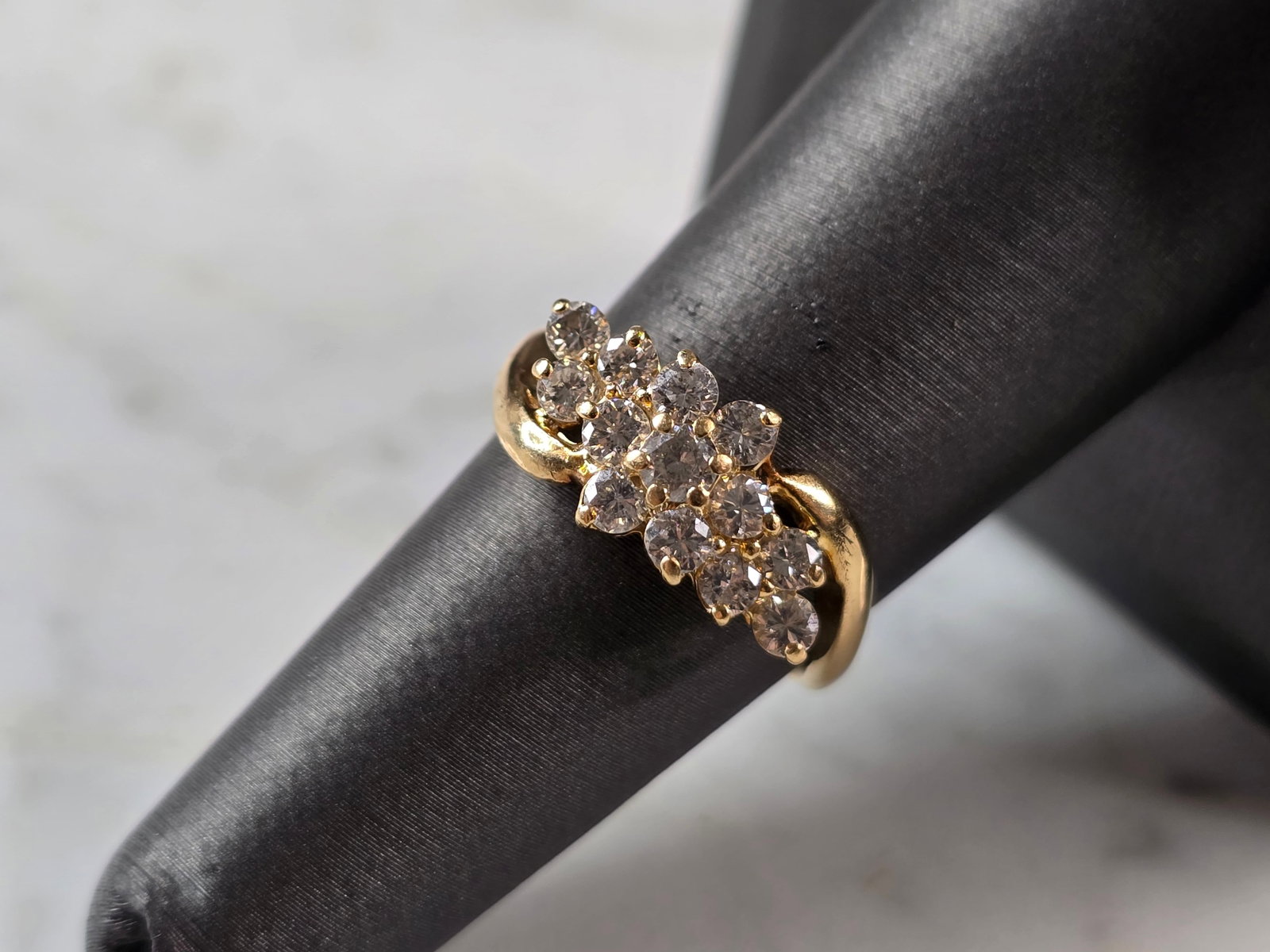 Womens Vintage Estate 14K Gold Diamond Cluster Ring: A WOMENS VINTAGE 14K YELLOW GOLD DIAMOND CLUSTER RING. THE TOTAL WEIGHT IS 3.7g, AND IS A SIZE 6.75. RING HAS ABOUT .65cts OF DIAMONDS IN IT. THE WIDTH OF THE RING MEASURES 3/8". RING HAS A PARTIAL MA