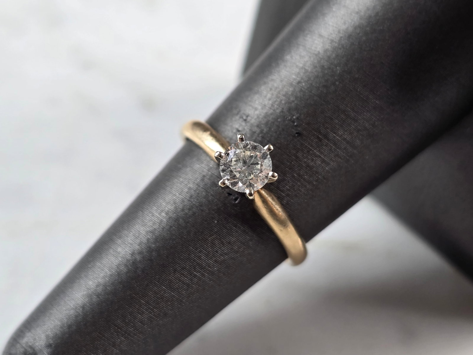 Womens Vintage Estate 14k Gold Diamond Engagement Ring: A WOMENS VINTAGE ESTATE 14K YELLOW GOLD DIAMOND RING THAT WEIGHS 2.4g. THE SIZE OF THE RING IS A 7.0, AND IS ABOUT 1/4" WIDE. THE DIAMOND IS ABOUT 0.33cts AND HAS A NICE SPARKLE TO IT. WOULD MAKE A LO