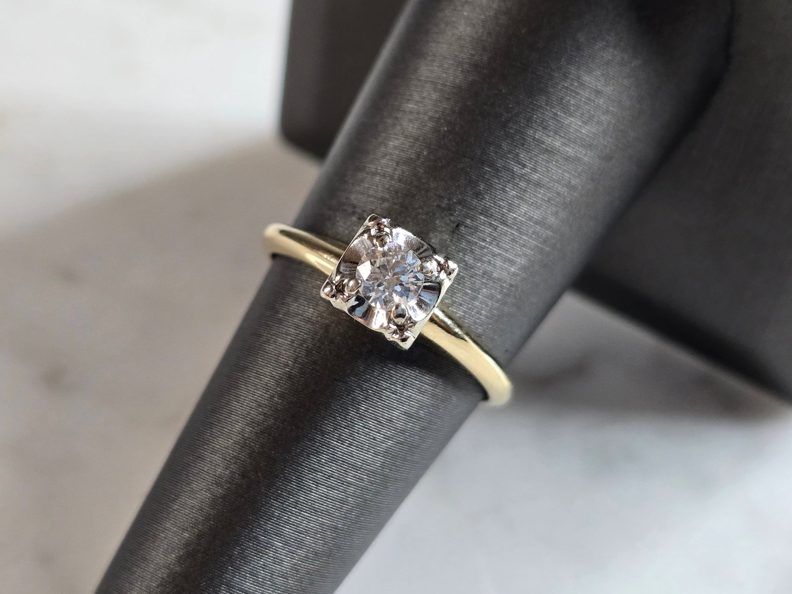 Womens Vintage Estate 14k Yellow Gold Diamond Ring: A WOMENS VINTAGE ESTATE 14K YELLOW GOLD DIAMOND RING. THE RING IS A SIZE 7.25 AND WEIGHS 2.7g. THE CENTER IS ABOUT .20cts. RING IS MARKED ONT HE INSIDE OF THE BAND. THE WIDTH OF THE RING IS 1/4". THE 