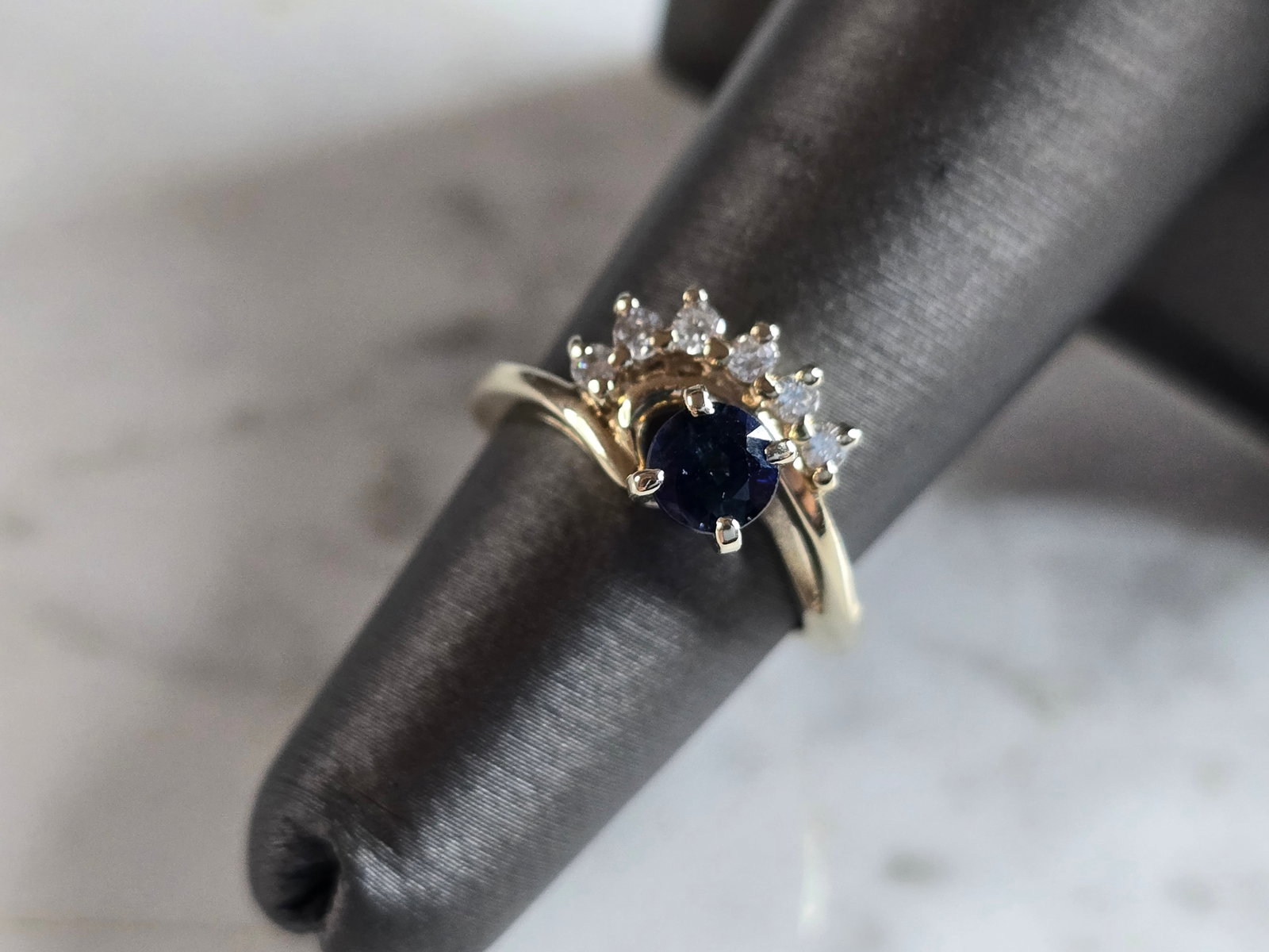 Womens Vintage Estate 14k Yellow Gold Diamond Sapphire Ring: A WOMENS VINTAGE ESTATE 14K YELLOW GOLD DIAMOND & SAPPHIRE RING. THE RING WEIGHS 4.2g AND IS A SIZE 4.5. THERE ARE ABOUT .12cts OF DIAMONDS, AND THE SAPPHIRE IS ABOUT .20cts. THE WIDTH OF THE RING IS 