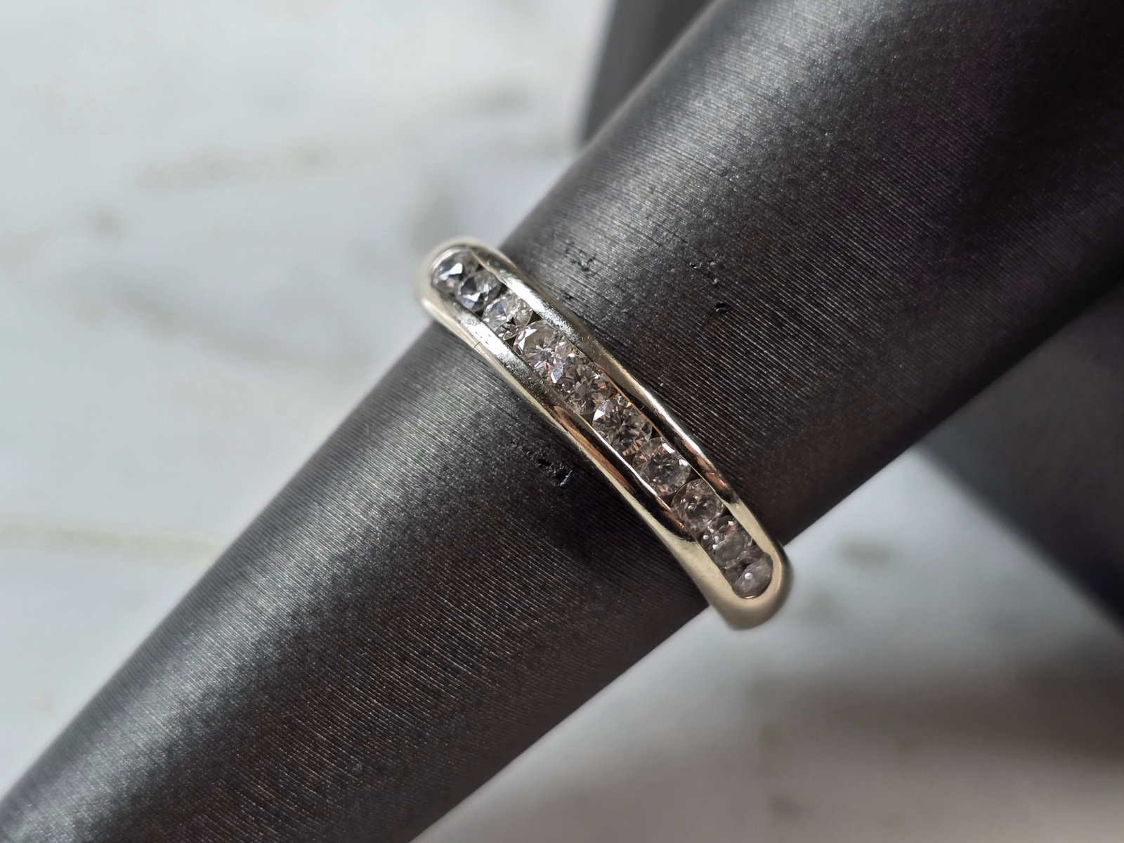 Womens Vintage Estate 14K White Gold Diamond Ring: A WOMENS VINTAGE ESTATE 14K WHITE GOLD DIAMOND RING. THE RING IS A SIZE 7.25 AND WEIGHS 3.6g. THERE ARE ABOUT .30cts OF DIAMONDS IN THIS RING. THE WIDTH OF THE RING IS 3/16". THE RING MAKES A BEAUTIFU
