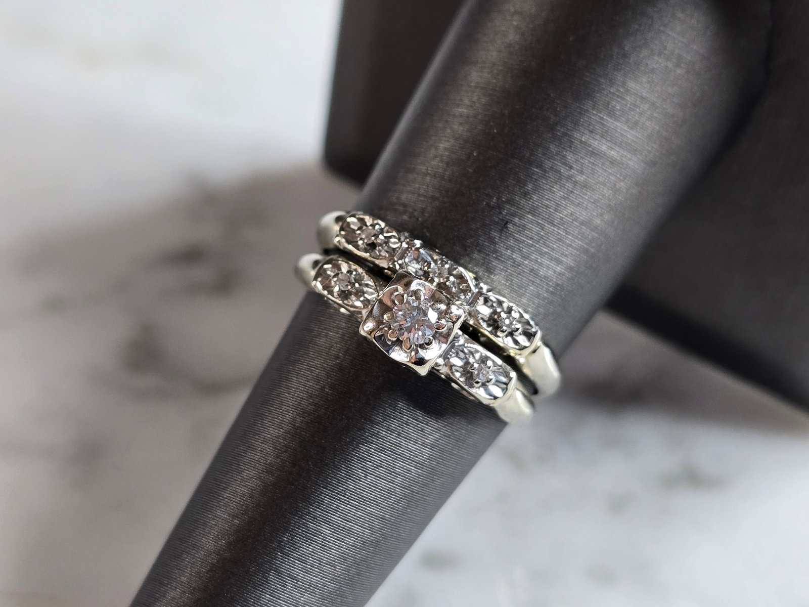 Womens Vintage Estate 14k White Gold Diamond Ring: A WOMENS VINTAGE ESTATE 14K WHITE GOLD DIAMOND RING. THE RING IS A SIZE 7.25 AND WEIGHS 3.7g. THE CENTER DIAMOND IS ABOUT .10cts, ACCENTED WITH 6 SMALLER DIAMONDS. THE WIDTH OF THE RING IS 1/4". MARK 