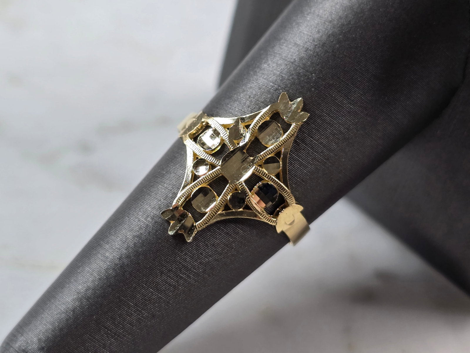 Womens 10K Yellow Gold Modernist Filigree Cross Ring: A WOMENS 10K YELLOW GOLD MODERNIST CROSS FILIGREE RING. THE RING IS A SIZE 8.0, AND WEIGHS 1.6g. THE LENGTH OF THE RING IS 3/4". THE RING MAKES A LOVELY GIFT FOR THAT SOMEONE SPECIAL. ANY QUESTIONS, P