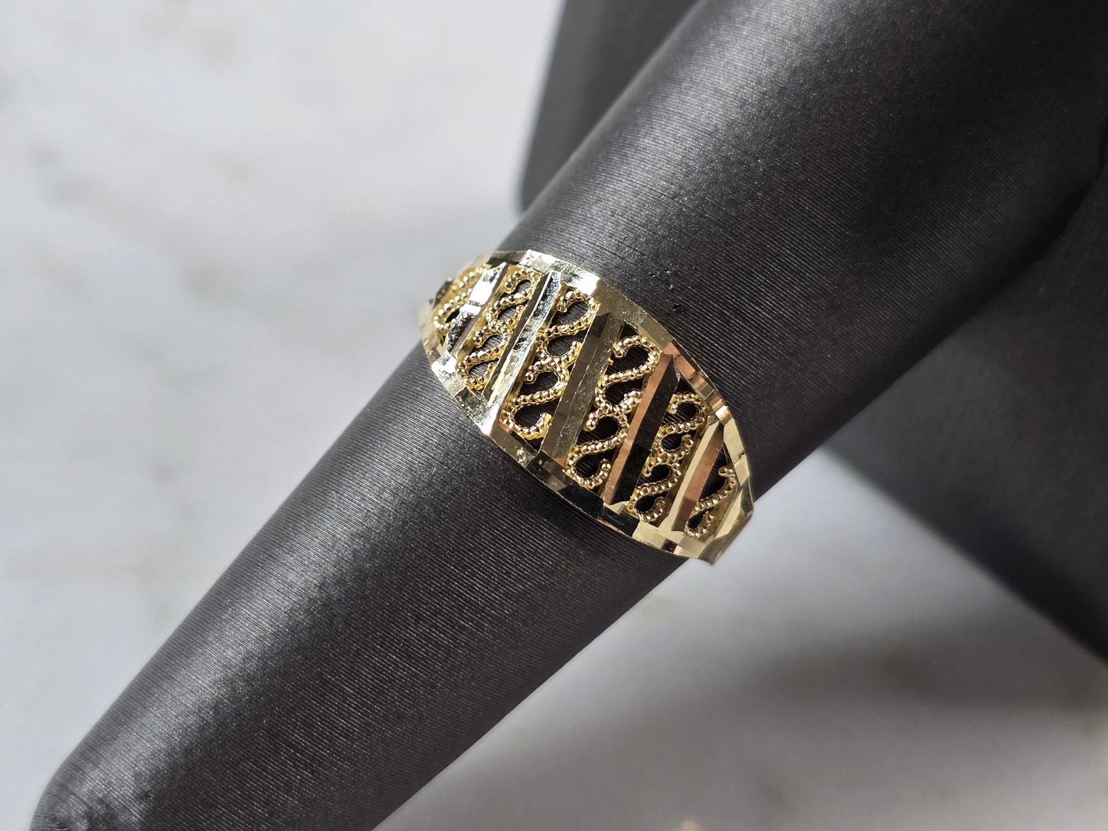 Womens 10K Yellow Gold Modernist Filigree Ring: A WOMENS 10K YELLOW GOLD MODERNIST FILIGREE RING. THE RING IS A SIZE 8.0 AND WEIGHS 1.3g. THE WIDTH OF THE RING IS 3/8". THE RING MAKES A LOVELY GIFT FOR THAT SOMEONE SPECIAL. ANY QUESTIONS, PLEASE AS