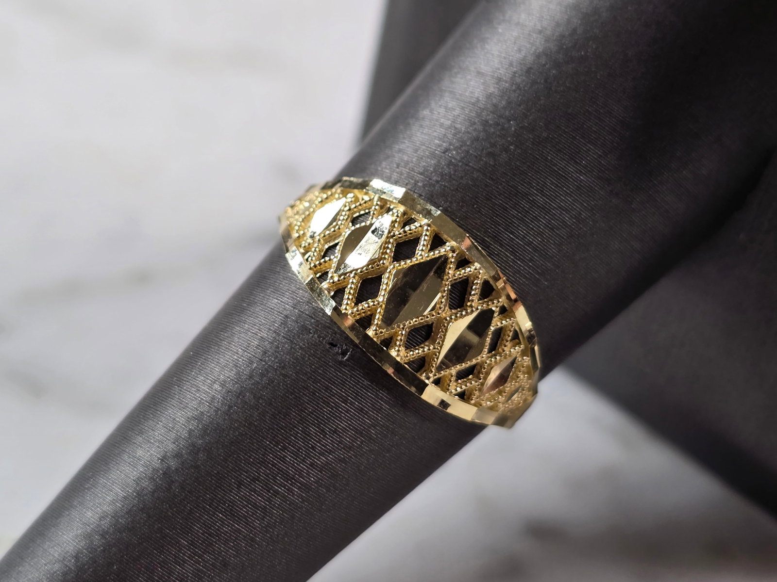 Womens 10K Yellow Gold Modernist Filigree Ring: A WOMENS 10K YELLOW GOLD MODERNIST FILIGREE RING. THE RING IS A SIZE 8.25 AND WEIGHS 1.4g. THE WIDTH OF THE RING IS 3/8". THE RING MAKES A LOVELY GIFT FOR THAT SOMEONE SPECIAL. ANY QUESTIONS, PLEASE A