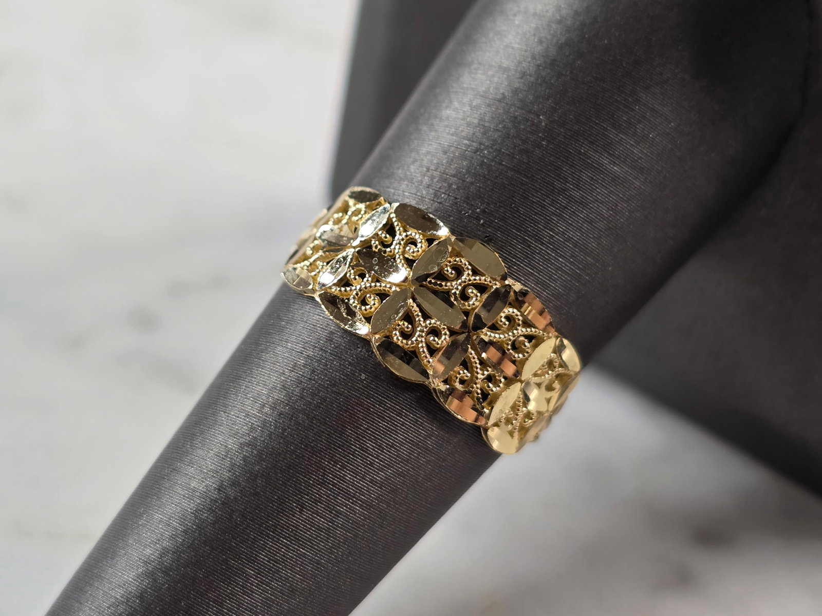 Womens 10K Yellow Gold Modernist Filigree Ring: A WOMENS 10K YELLOW GOLD MODERNIST FILIGREE RING. THE RING IS A SIZE 8.0 AND WEIGHS 1.5g. THE WIDTH OF THE RING IS 3/8". THE RING MAKES A LOVELY GIFT FOR THAT SOMEONE SPECIAL. ANY QUESTIONS, PLEASE AS