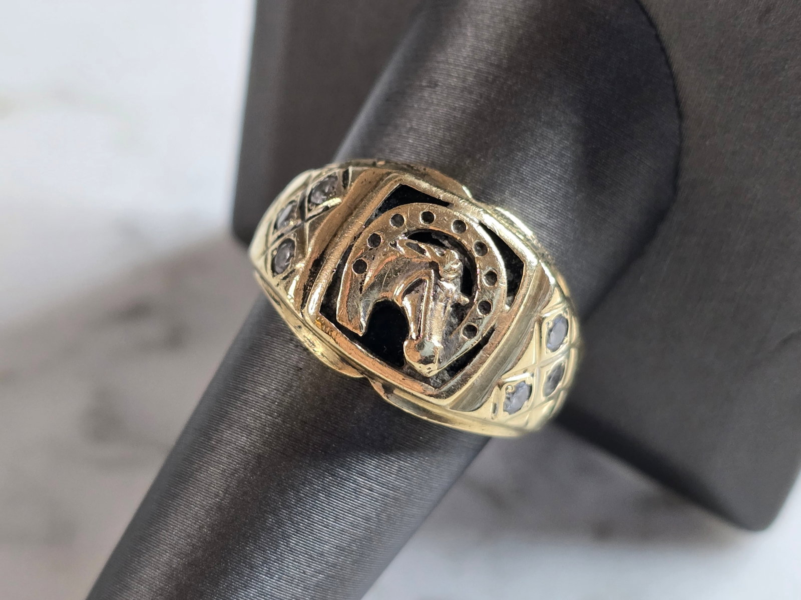 Mens Vintage Estate 14K Yellow Gold Diamond Horseshoe Ring: A MENS VINTAGE ESTATE 14K YELLOW GOLD DIAMOND HORSESHOE RING. RING WEIGHS 8.7g AND IS A SIZE 10.25. THERE ARE ABOUT .30cts OF DIAMONDS IN THIS RING. THE WIDTH OF THE RING IS 1/2". ANY QUESTIONS PLEASE