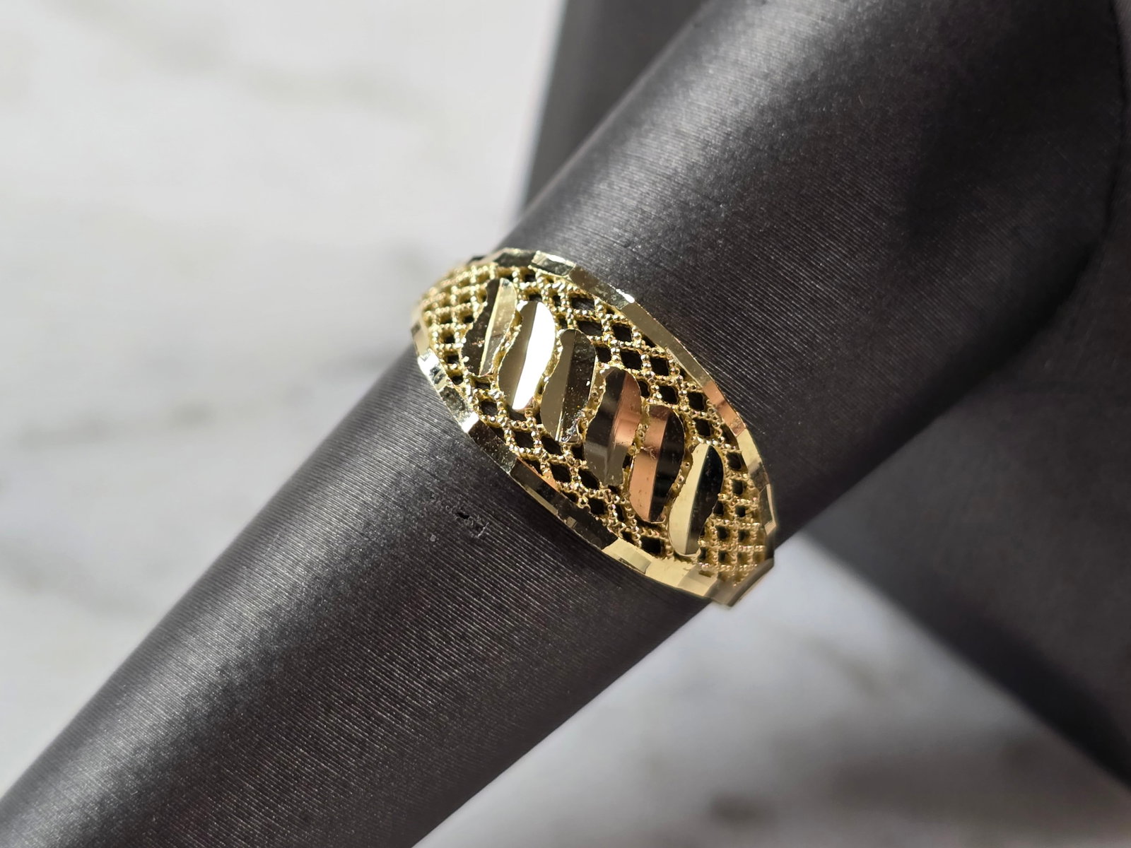 Womens 10K Yellow Gold Modernist Filigree Ring: A WOMENS 10K YELLOW GOLD MODERNIST FILIGREE RING. THE RING IS A SIZE 8.75 AND WEIGHS 1.3g. THE WIDTH OF THE RING IS 3/8". THE RING MAKES A LOVELY GIFT FOR THAT SOMEONE SPECIAL. ANY QUESTIONS, PLEASE A