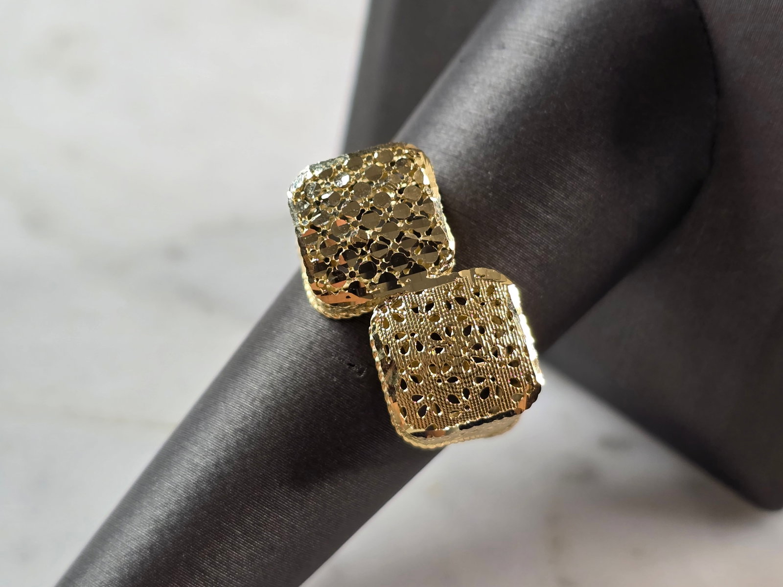 Womens 10K Yellow Gold Modernist Filigree Ring: A WOMENS 10K YELLOW GOLD MODERNIST FILIGREE RING. THE RING IS A SIZE 8.0 AND WEIGHS 2.9g. THE WIDTH OF THE RING IS 1/2". THE RING MAKES A LOVELY GIFT FOR THAT SOMEONE SPECIAL. ANY QUESTIONS, PLEASE AS