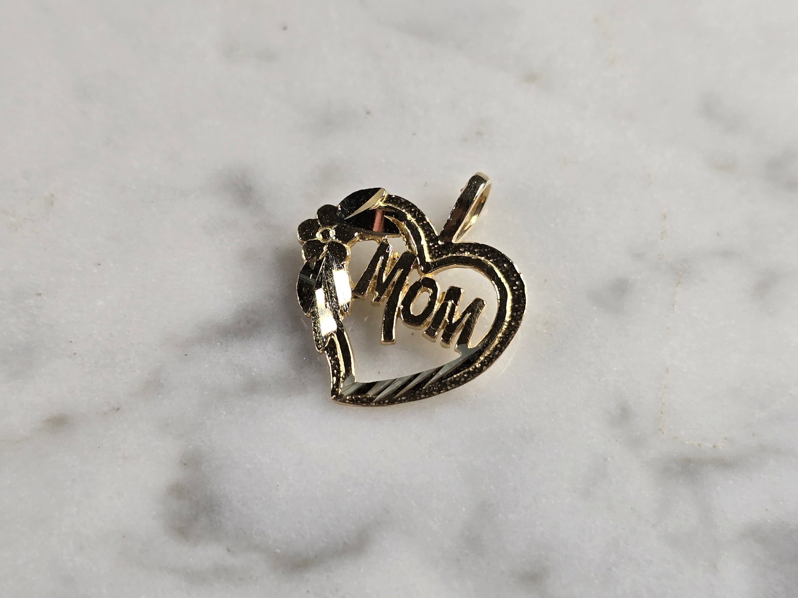 Womens Vintage Estate 14K Yellow Gold Heart Mom Pendant: A WOMENS VINTAGE ESTATE 14K YELLOW GOLD HEART " MOM " PENDANT. THE TOTAL WEIGHT IS 0.7g, AND MEASURES 5/8" LONG BY 1/2" WIDE. MAKES A GREAT GIFT FOR THAT SOMEONE SPECIAL. ANY QUESTIONS, PLEASE ASK. BE