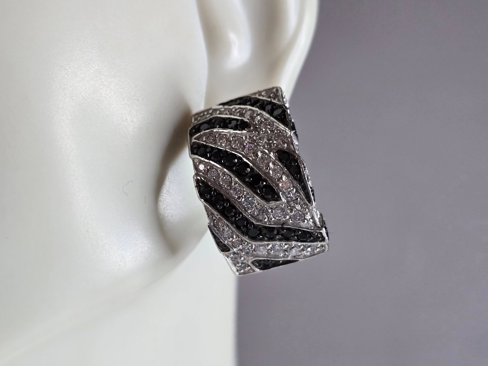 Womens Estate Sterling Silver Deco Earrings: A PAIR OF WOMENS STERLING SILVER DECO EARRINGS. EARRINGS WEIGH 13.6g AND MEASURE 7/8" LONG BY 1/2" WIDE. ANY QUESTIONS, PLEASE DO NOT HESITATE TO ASK. BE SURE TO CHECK OUT SOME OF MY OTHER GREAT ITEMS