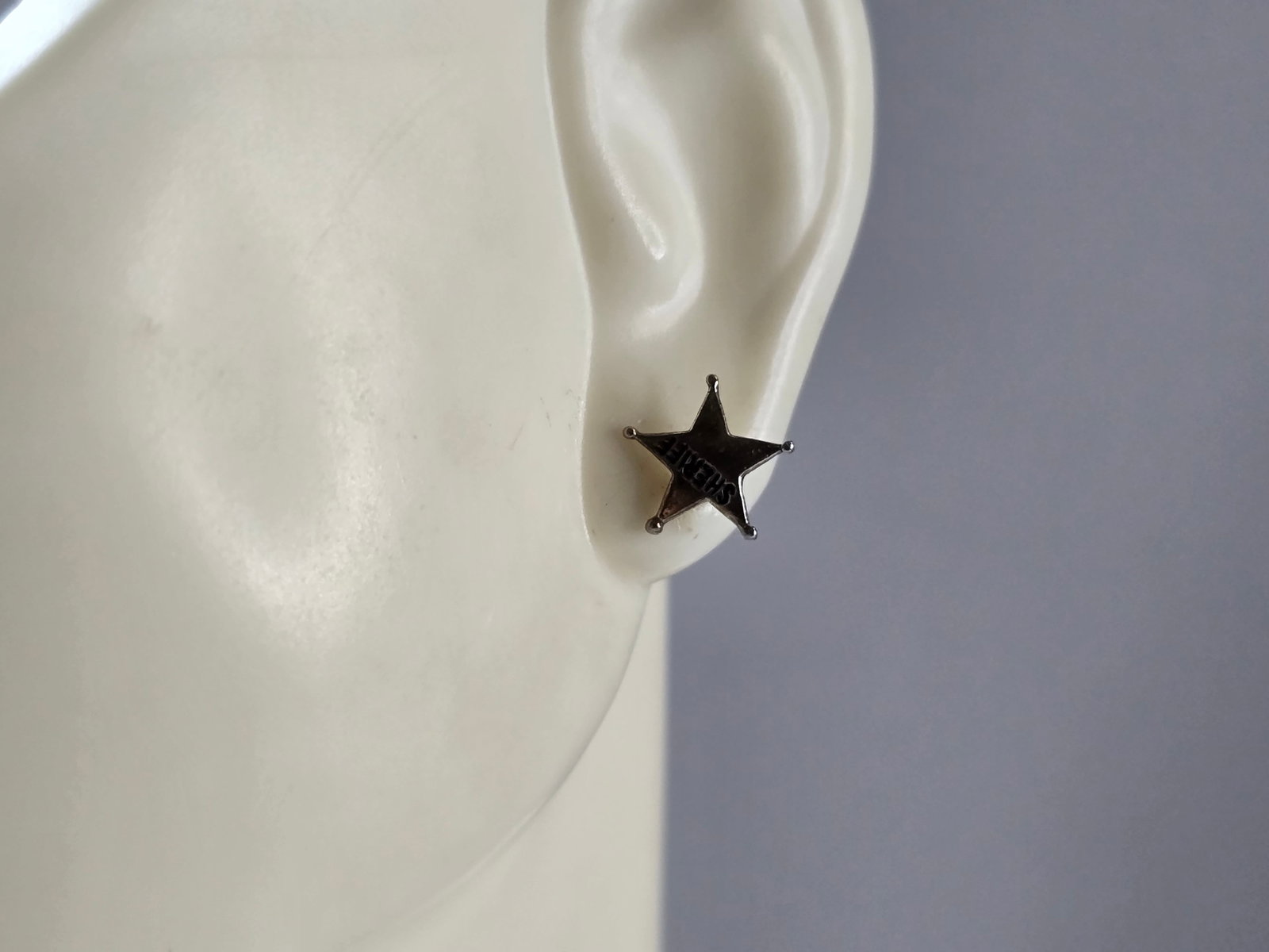 Womens Vintage Estate Sterling Silver Sheriff Badge Star Earrings: A PAIR OF WOMEN'S VINTAGE ESTATE STERLING SILVER SHERIFF BADGE STUD EARRINGS. THE EARRINGS WEIGH 0.7g, AND MEASURE 1/4" LONG BY 1/4" WIDE. MAKES A WONDERFUL GIFT FOR THAT SOMEONE SPECIAL. ANY QUESTION