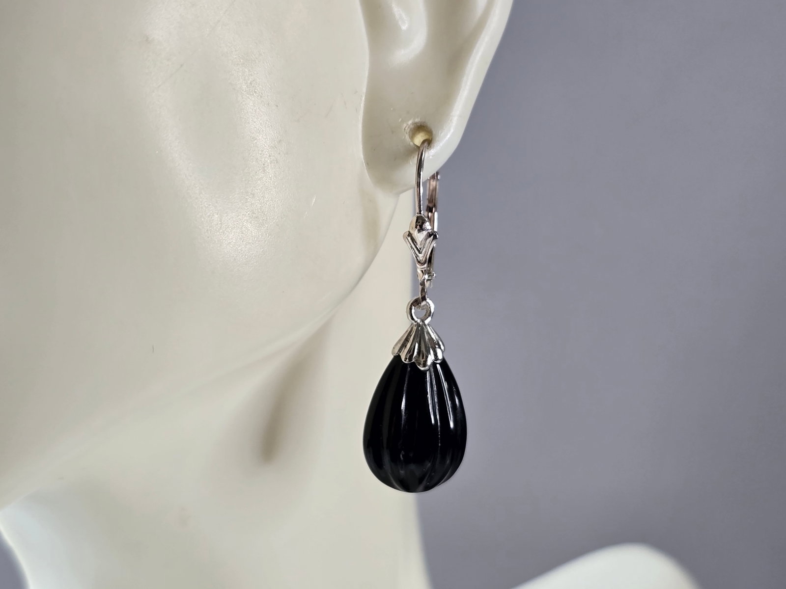 Womens Vintage Estate Sterling Silver Modernist Earrings: A PAIR OF WOMENS VINTAGE ESTATE STERLING SILVER MODERNIST EARRINGS THAT WEIGH 3.3g AND MEASURE 1 1/4" LONG BY 3/8" WIDE. ANY QUESTIONS, PLEASE DO NOT HESITATE TO ASK. BE SURE TO CHECK OUT SOME OF MY O