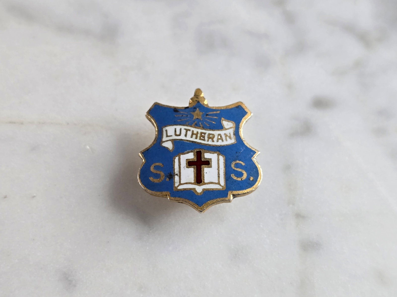 Vintage Estate Sterling Silver Lutheran Church Sunday School Pin: A VINTAGE ESTATE STERLING SILVER LUTHERAN CHURCH SUNDAY SCHOOL LAPEL PIN. THE PIN MEASURES 5/8" LONG BY 1/2" WIDE. PIN WEIGHS 1.7g. PIN IS MARKED ON THE BACK. ANY QUESTIONS, PLEASE DON'T HESITATE TO A