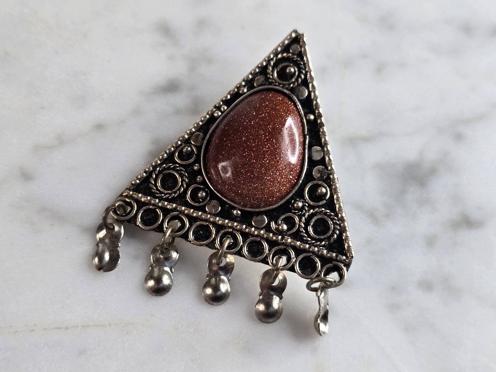 Womens Vintage Estate Sterling Silver Israel Sunstone Brooch Pendant: A WOMENS VINTAGE ESTATE STERLING SILVER SUNSTONE BROOCH/PENDANT FROM ISRAEL. THE TOTAL WEIGHT OF THE BROOCH IS 5.1g, AND MEASURES 1 1/2" LONG BY 1 1/4" WIDE. MAKES A GREAT GIFT FOR THAT SPECIAL SOMEON