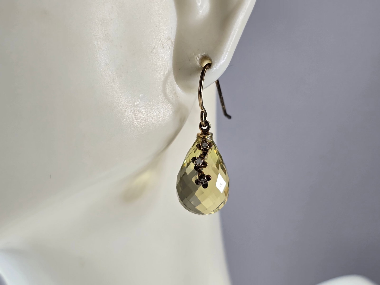 Womens Vintage Estate Sterling Silver Modernist Gold Tone Earrings: A PAIR OF WOMENS VINTAGE ESTATE STERLING SILVER MODERNIST GOLD TONE EARRINGS THAT WEIGH 4.7g AND MEASURE 1" LONG BY 3/8" WIDE. ANY QUESTIONS, PLEASE DO NOT HESITATE TO ASK. BE SURE TO CHECK OUT SOME O
