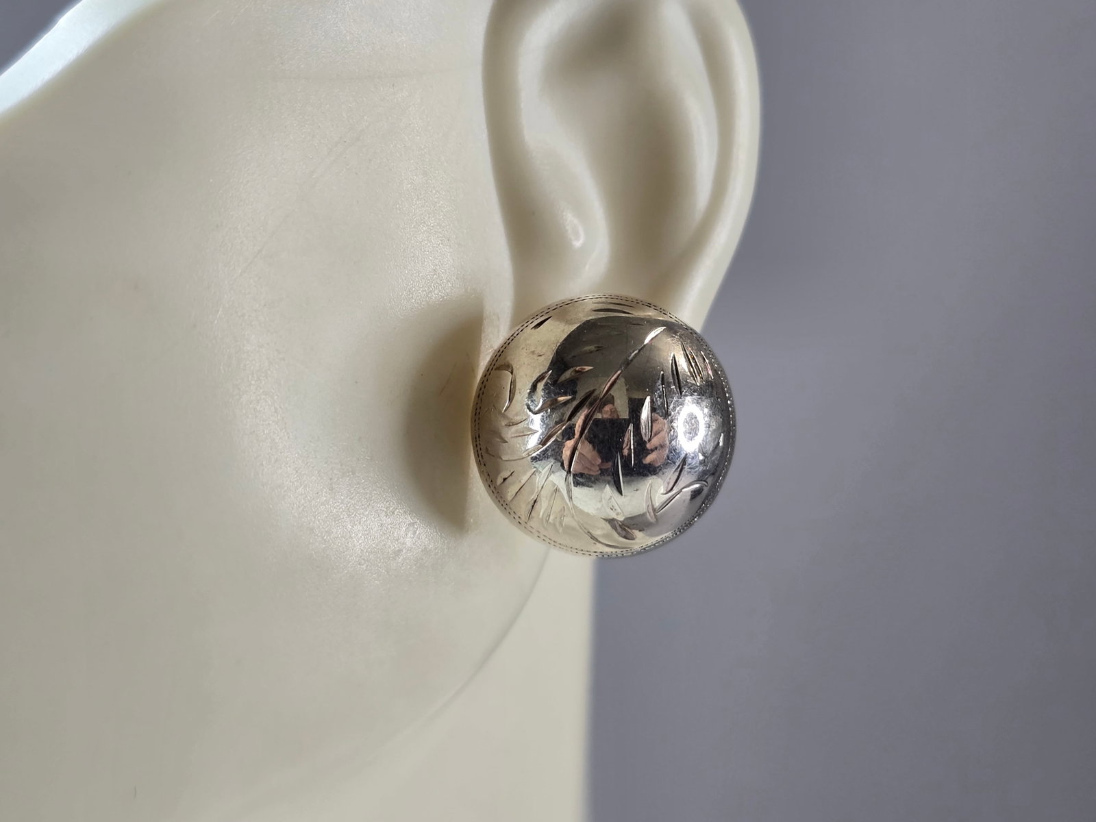 Womens Vintage Estate Sterling Silver Modernist Stud Earrings: FOR SALE IS THIS PAIR OF WOMENS STERLING SILVER MODERNIST STUD EARRINGS. EARRINGS WEIGH 4.1g AND MEASURES 5/8" IN DIAMETER. ANY OTHER QUESTIONS, PLEASE DO NOT HESITATE TO ASK. BE SURE TO CHECK OUT SOM