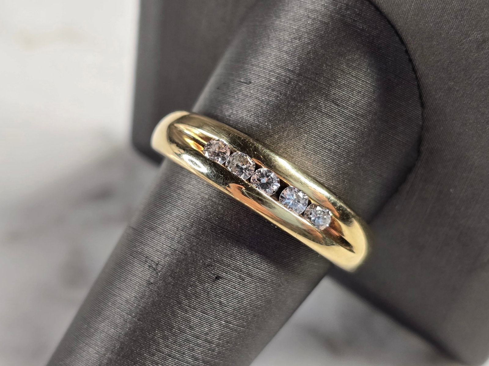 Mens Vintage Estate 14K Yellow Gold Diamond Ring: A MENS VINTAGE ESTATE 14K YELLOW GOLD DIAMOND RING WITH ABOUT 0.35cts OF DIAMONDS. THE TOTAL WEIGHT IS 6.4g, AND IS A SIZE 11.0. THE WIDTH OF THE RING IS 1/4". RING IS NOT MARKED BUT IT HAS BEEN TESTE