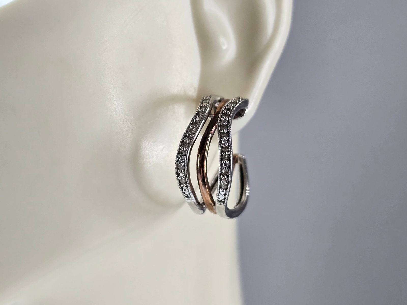 Womens Vintage Estate Sterling Silver Modernist CZ Earrings: A PAIR OF WOMENS STERLING SILVER MODERNIST CZ EARRINGS. EARRINGS WEIGH 6.1g AND MEASURE 3/4" BY 3/8" . ANY QUESTIONS, PLEASE DO NOT HESITATE TO ASK. BE SURE TO CHECK OUT SOME OF MY OTHER GREAT ITEMS U