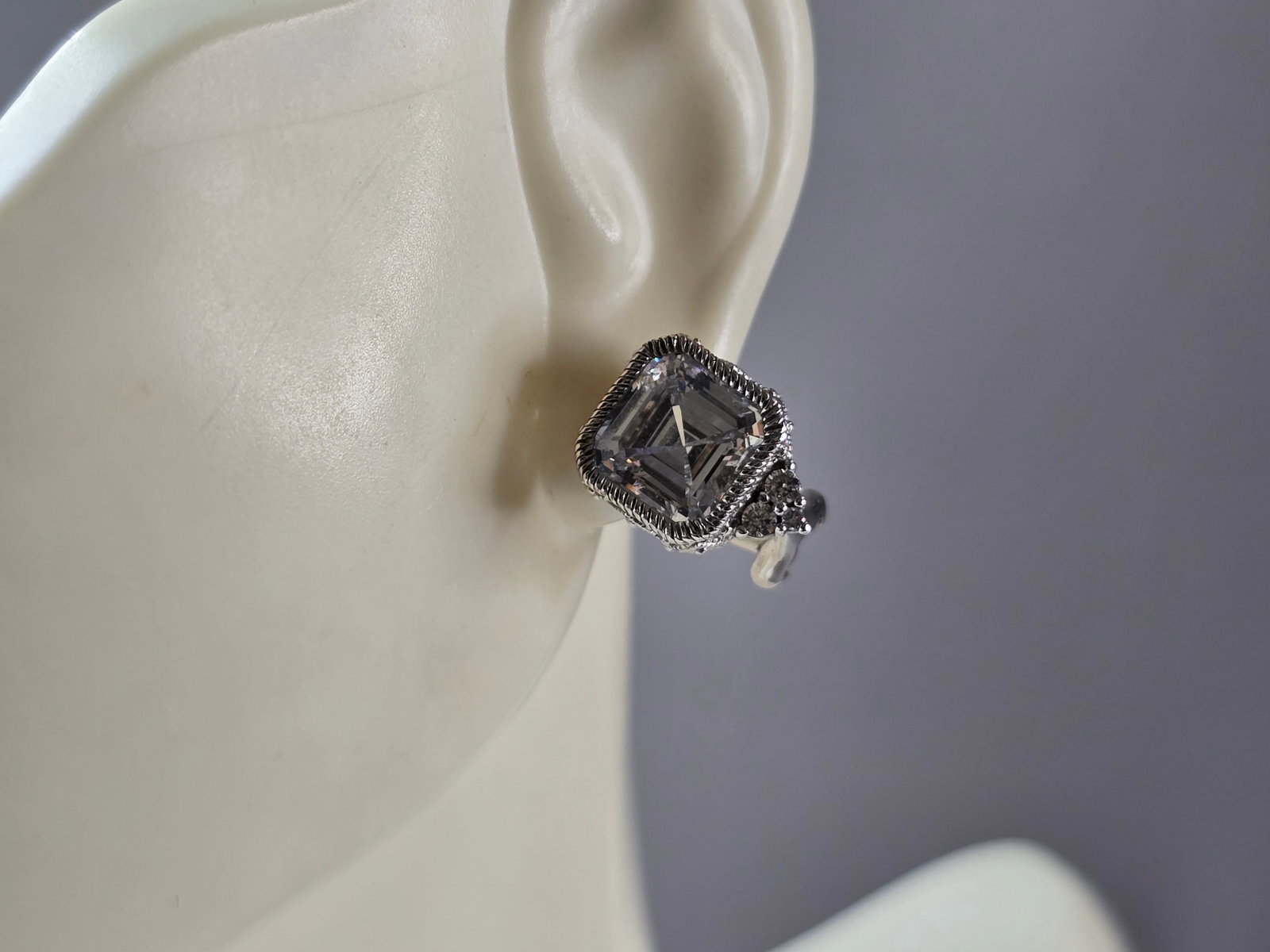 Womens Vintage Estate Sterling Silver Modernist CZ Earrings: A PAIR OF WOMENS STERLING SILVER CZ EARRINGS THAT WEIGH 6.6g AND MEASURES 1/2" BY 3/8" WIDE. ANY QUESTIONS, PLEASE DO NOT HESITATE TO ASK. BE SURE TO CHECK OUT SOME OF MY OTHER GREAT ITEMS UP FOR SALE