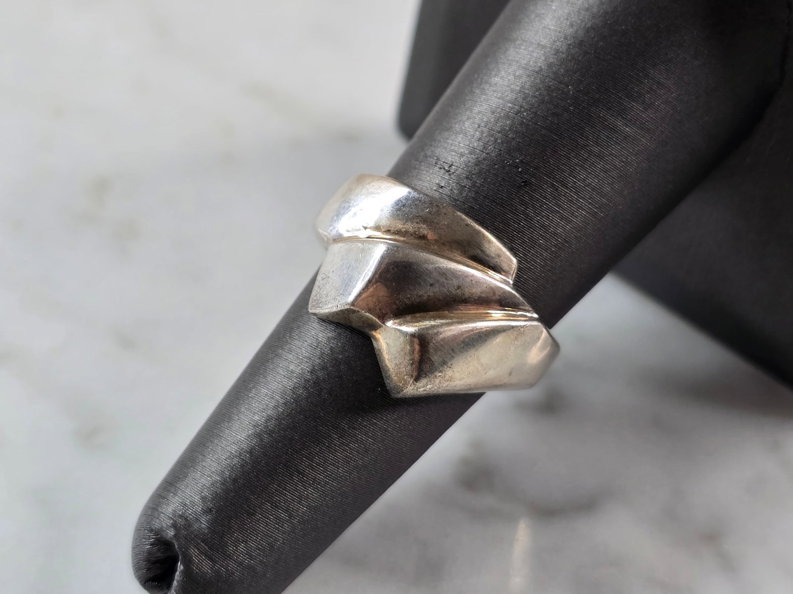 Womens Vintage Estate Sterling Silver Modernist Ring: FOR SALE IS THIS WONDERFUL WOMENS VINTAGE ESTATE STERLING SILVER MODERNIST RING. THE RING WEIGHS 9.5g, AND IS A SIZE 6.75. THE WIDTH OF THE RING IS 5/8". ANY QUESTIONS PLEASE DO NOT HESITATE TO ASK. B