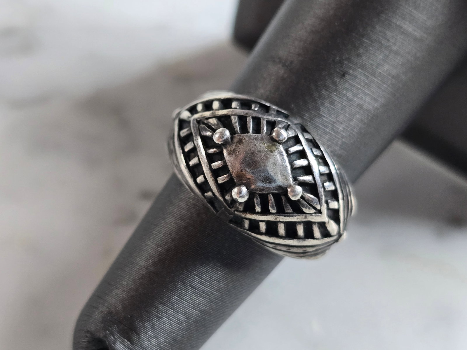 Womens Vintage Estate Sterling Silver Modernist Ring: A WOMENS VINTAGE ESTATE STERLING SILVER MODERNIST RING. THE RING WEIGHS 7.1g, AND IS A SIZE 6.0. THE WIDTH OF THE RING IS 1/2". ANY QUESTIONS PLEASE DO NOT HESITATE TO ASK. BE SURE TO CHECK OUT SOME O