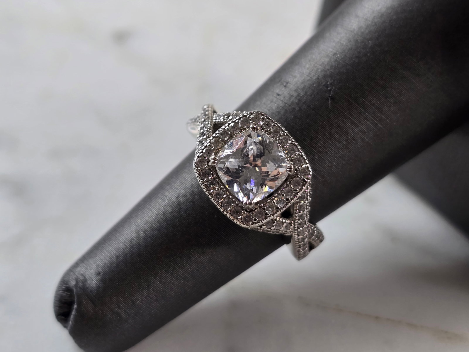 Womens Vintage Estate Sterling Silver Modernist CZ Ring: A WOMENS VINTAGE ESTATE STERLING SILVER MODERNIST CZ RING. THE RING WEIGHS 5.1g, AND IS A SIZE 6.0. THE WIDTH OF THE RING IS 3/8". ANY QUESTIONS PLEASE DO NOT HESITATE TO ASK. BE SURE TO CHECK OUT SOM
