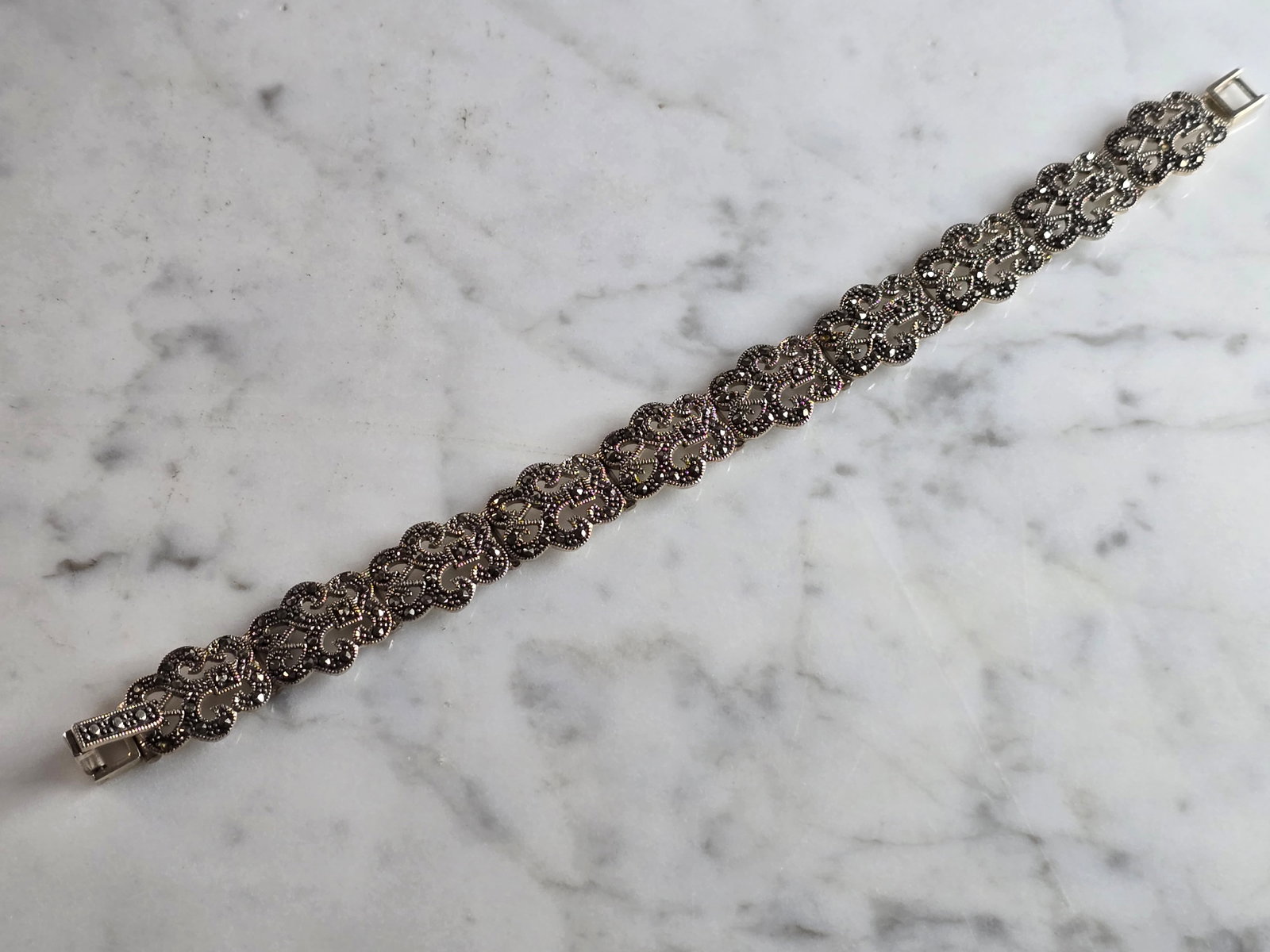 Womens Vintage Estate Sterling Silver Modernist Link Bracelet: A WOMENS VINTAGE ESTATE STERLING SILVER MODERNIST LINK BRACELET THAT MEASURES 8" LONG BY 1/2" WIDE, AND WEIGHS 26.0g. ANY QUESTIONS, PLEASE DON'T HESITATE TO ASK. BE SURE TO CHECK OUT SOME OF MY OTHER