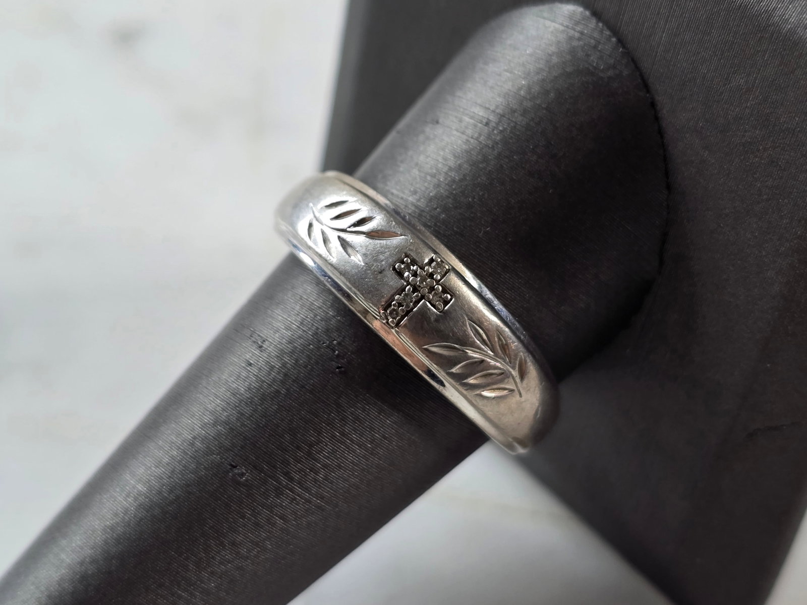 Mens Vintage Estate Sterling Silver Religious Cross Ring: A MENS VINTAGE ESTATE STERLING SILVER RELIGIOUS CROSS RING. THE RING IS A SIZE 10.5 AND WEIGHS 5.1g. THE WIDTH OF THE RING IS 1/4". NOT SURE IF THE STONES IN THE CROSS ARE DIAMONDS OR CZ. THE RING MAK